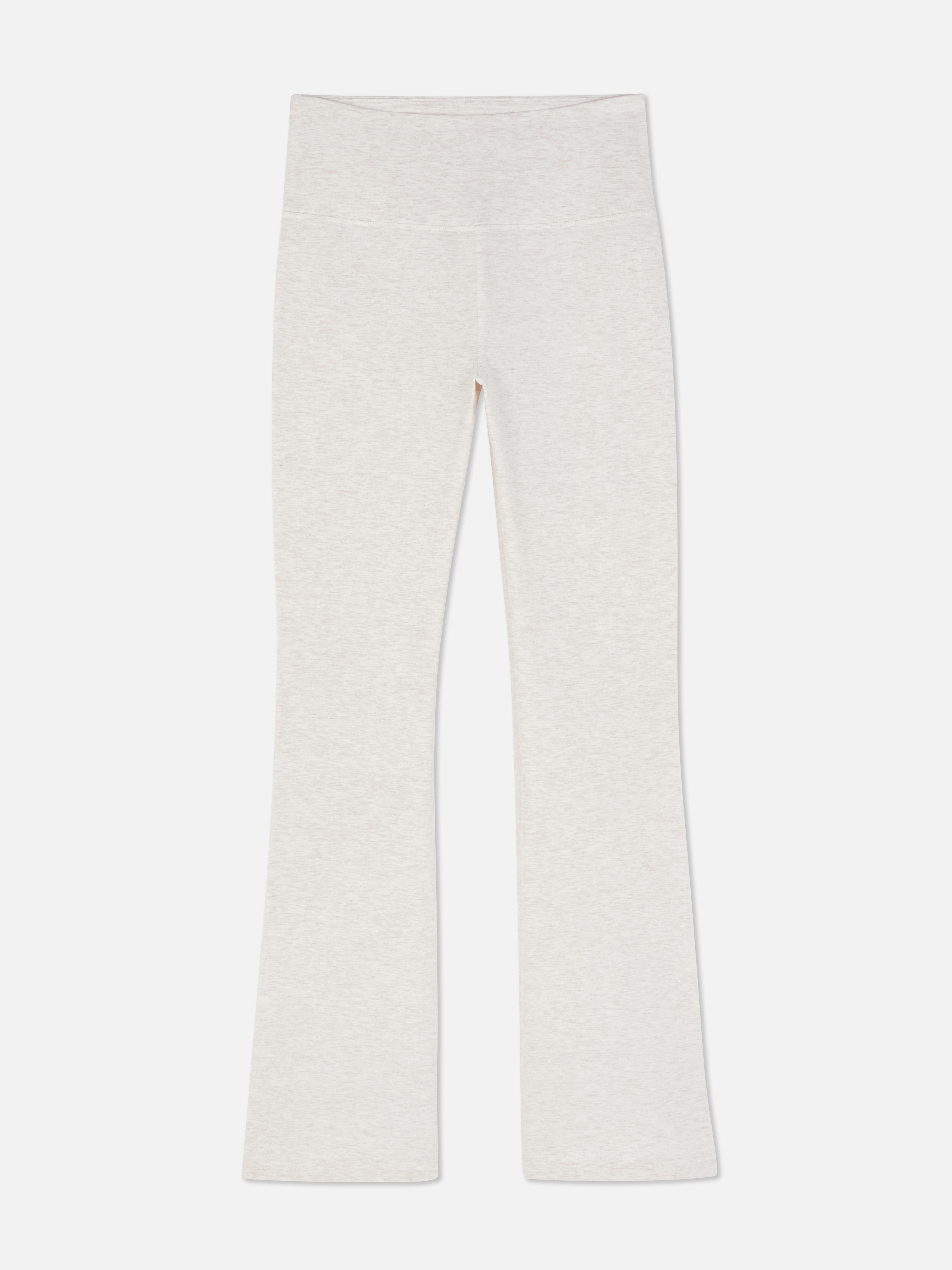 Colanți yoga evazați. Colanți cu talie elastică lată și talie evazată pe picioare pentru un look casual și sportiv.