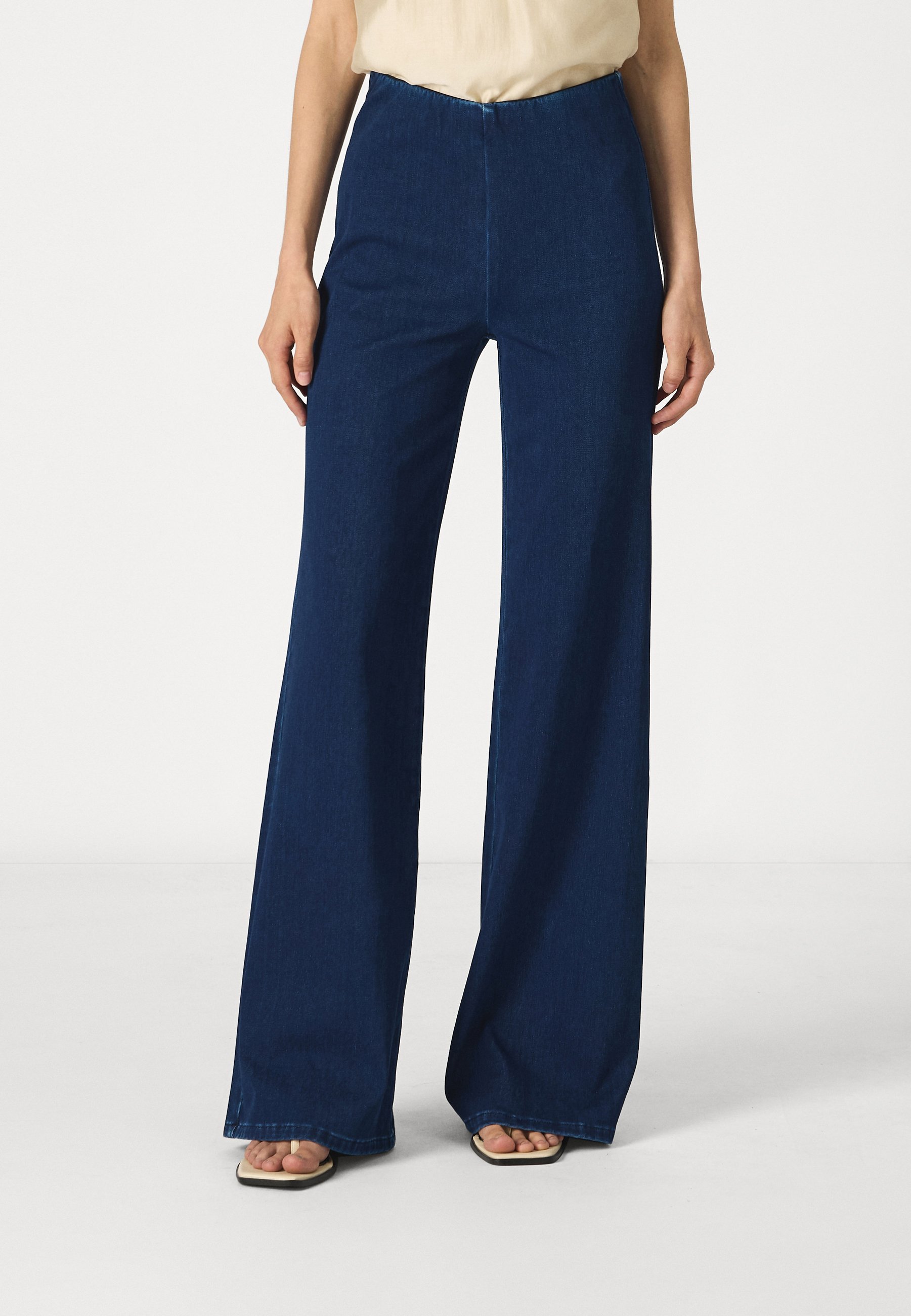 ONLY ONLVINNIE FLARED FIT PULL UP - Uitlopende jeans - donkerblauwe denim