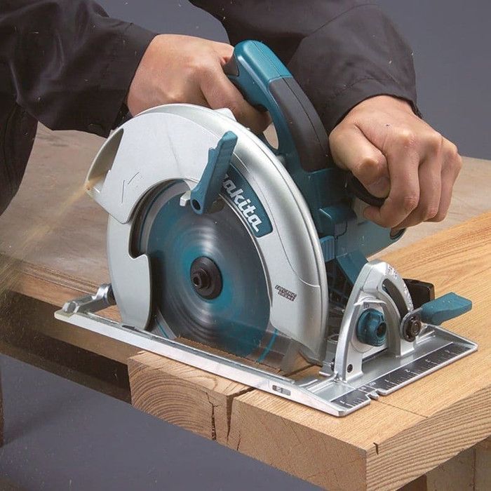 Makita 1800W 210mm Circular Saw (Supplied with Makpac carrying case) - 5008MGJ