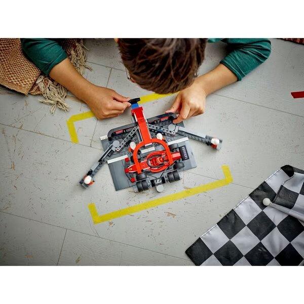 LEGO City 60443 F1 Pit Stop i ekipa u boksu s Ferrari automobilom