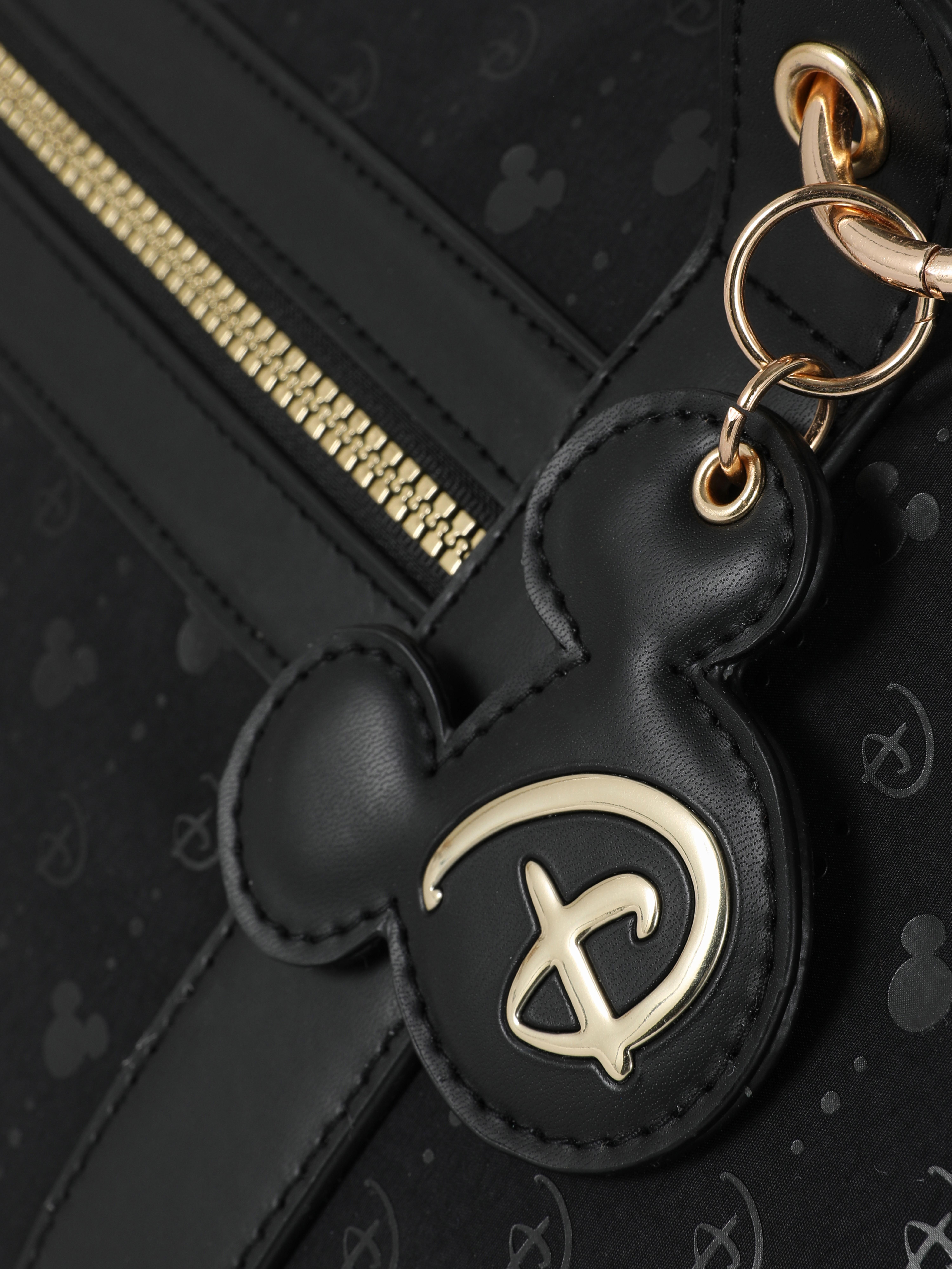 Wochenendtasche mit Disney-Mickey-Mouse-Monogramm. Disney-Mickey-Mouse-Wochenendtasche mit viel Stauraum und Monogramm.