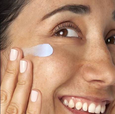 Midnight Recovery Cloud Cream s vysokým obsahom omega-mastín Luxusné hydratačné a výživné zložky