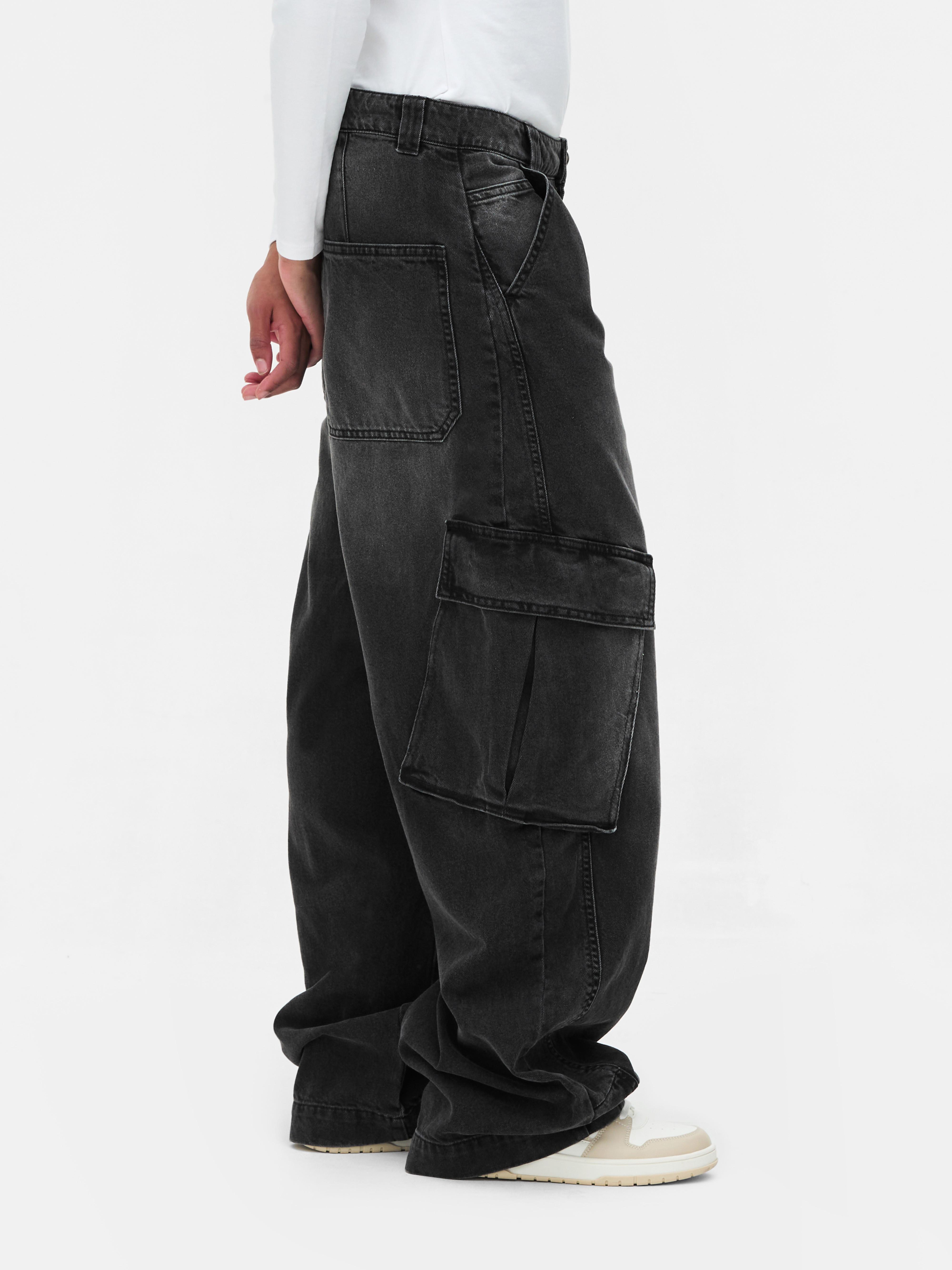 Weit geschnittene Cargo-Jeans. Eine funktionelle Jeans mit weitem Bein und großen Cargotaschen.