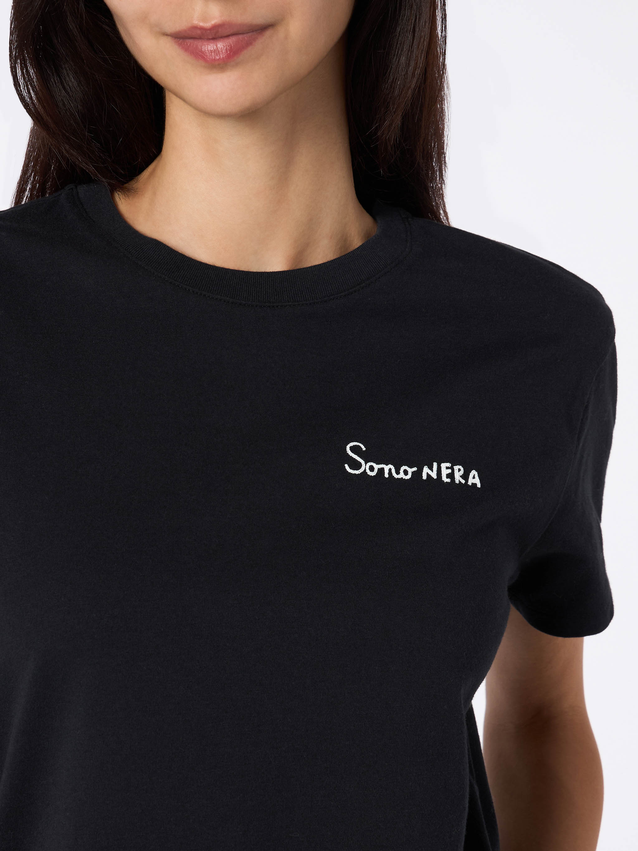 Emilie dames T-shirt met ronde hals, gemaakt van zwarte katoenen jersey, met borduurwerk.