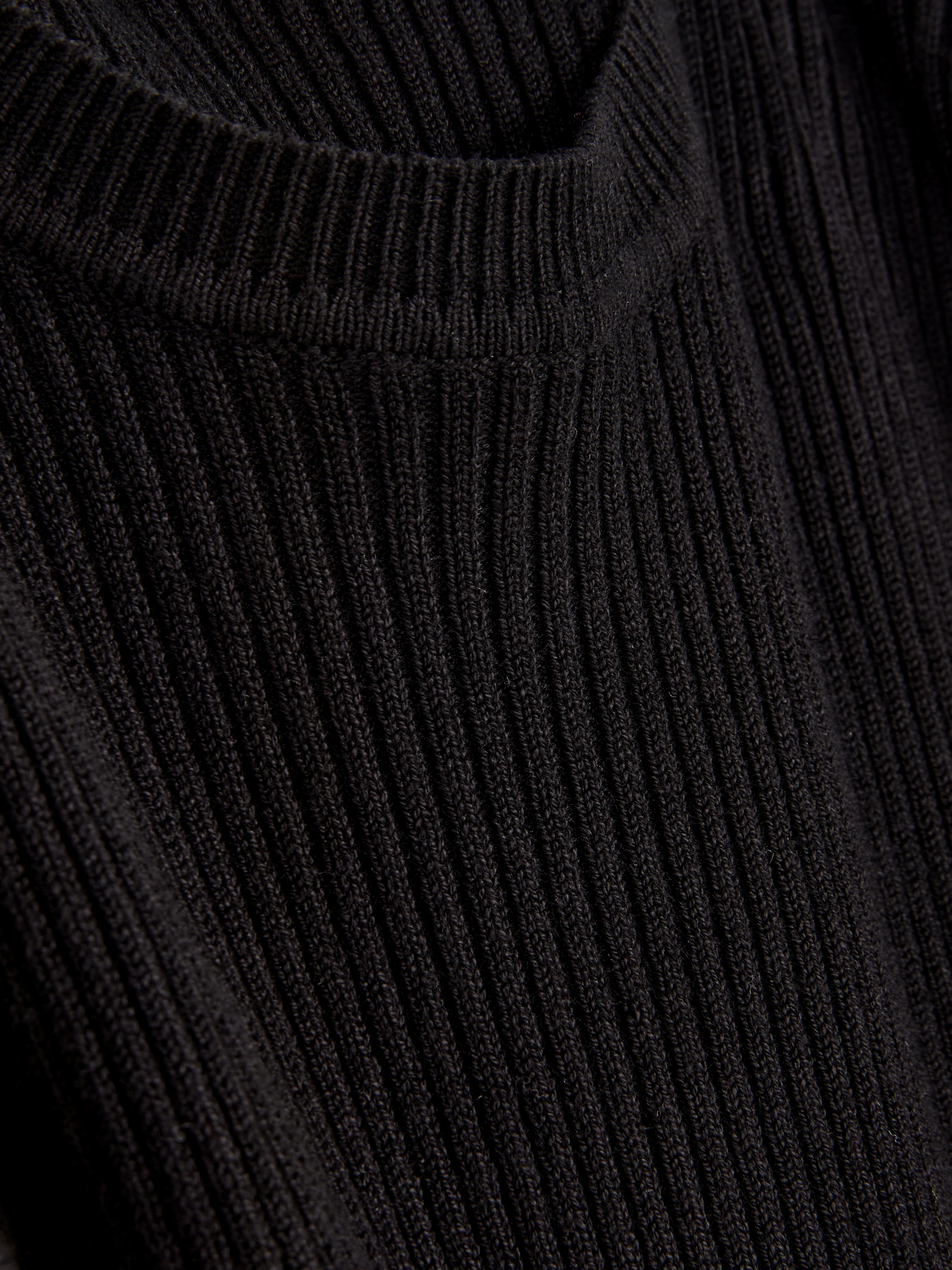 Latzkleid mit Rundhalsausschnitt und langen Ärmeln. Ein schlichtes Strickkleid mit Rundhalsausschnitt und langen Ärmeln.