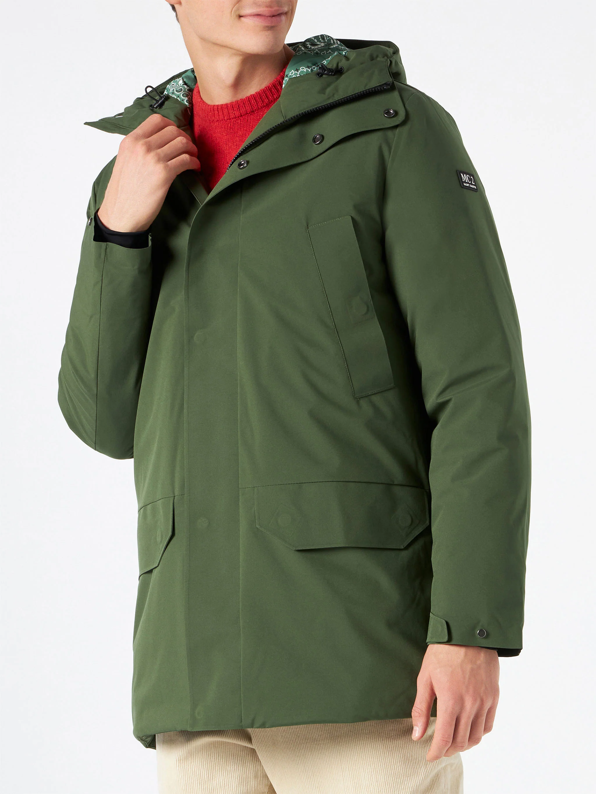 Parka de hombre con capucha y estampado de bandana en color verde militar.