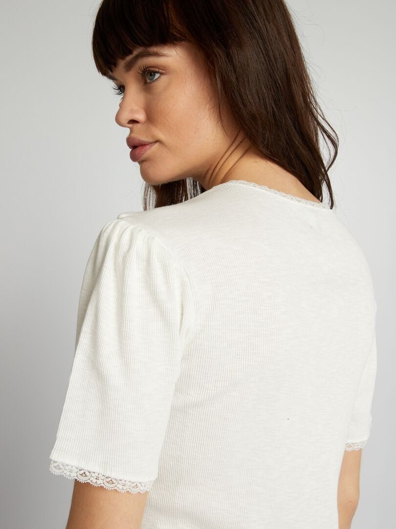 Camiseta de canalé con ribete de encaje - BLANCA