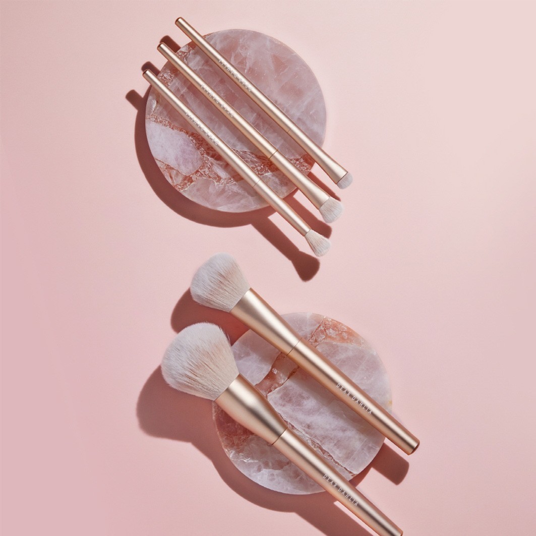 Štetec na očné linky Dear Dahlia Blooming Edition Pro Petal Brush - 1 kus