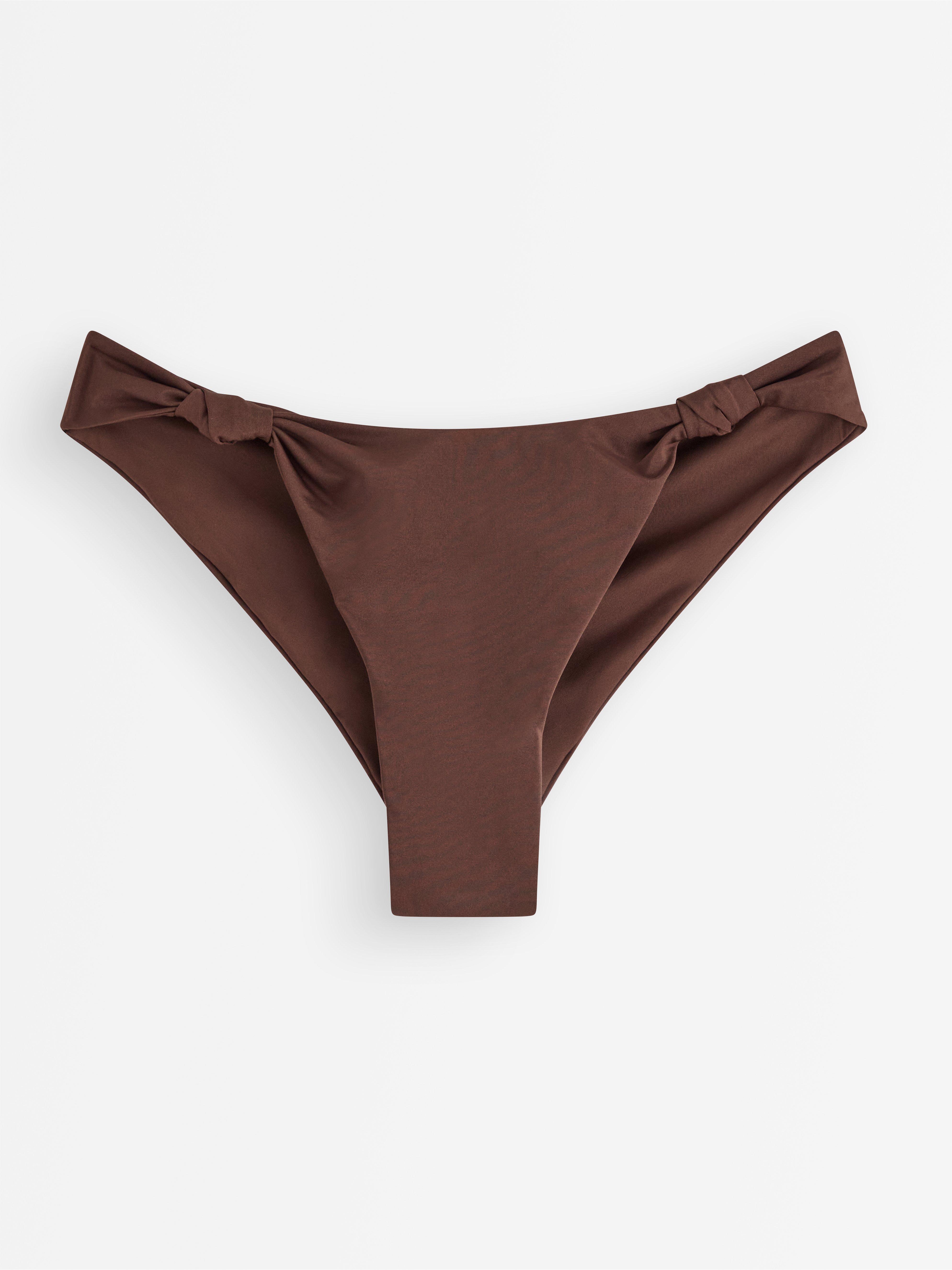 Bikini brasileño de DK Brown