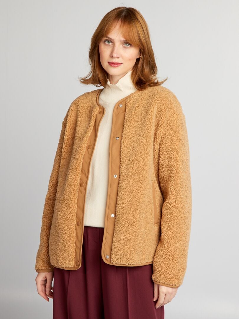 Korte jas van twee materialen: sherpa - BRUIN