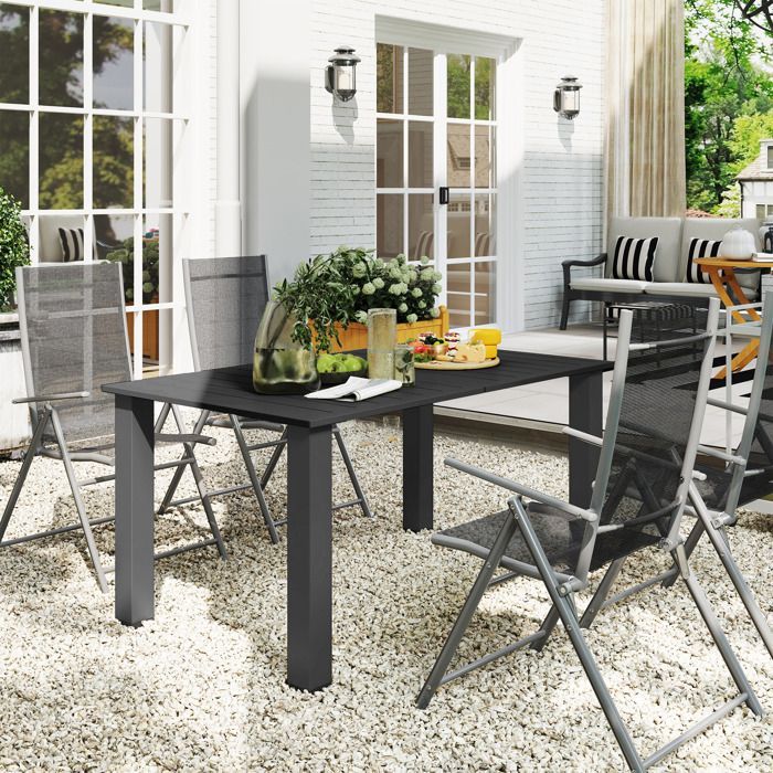 Mesa de jardín Outsunny para 4 a 6 personas, con orificio para sombrilla, tablero de metal con listones, estructura de acero, color negro.