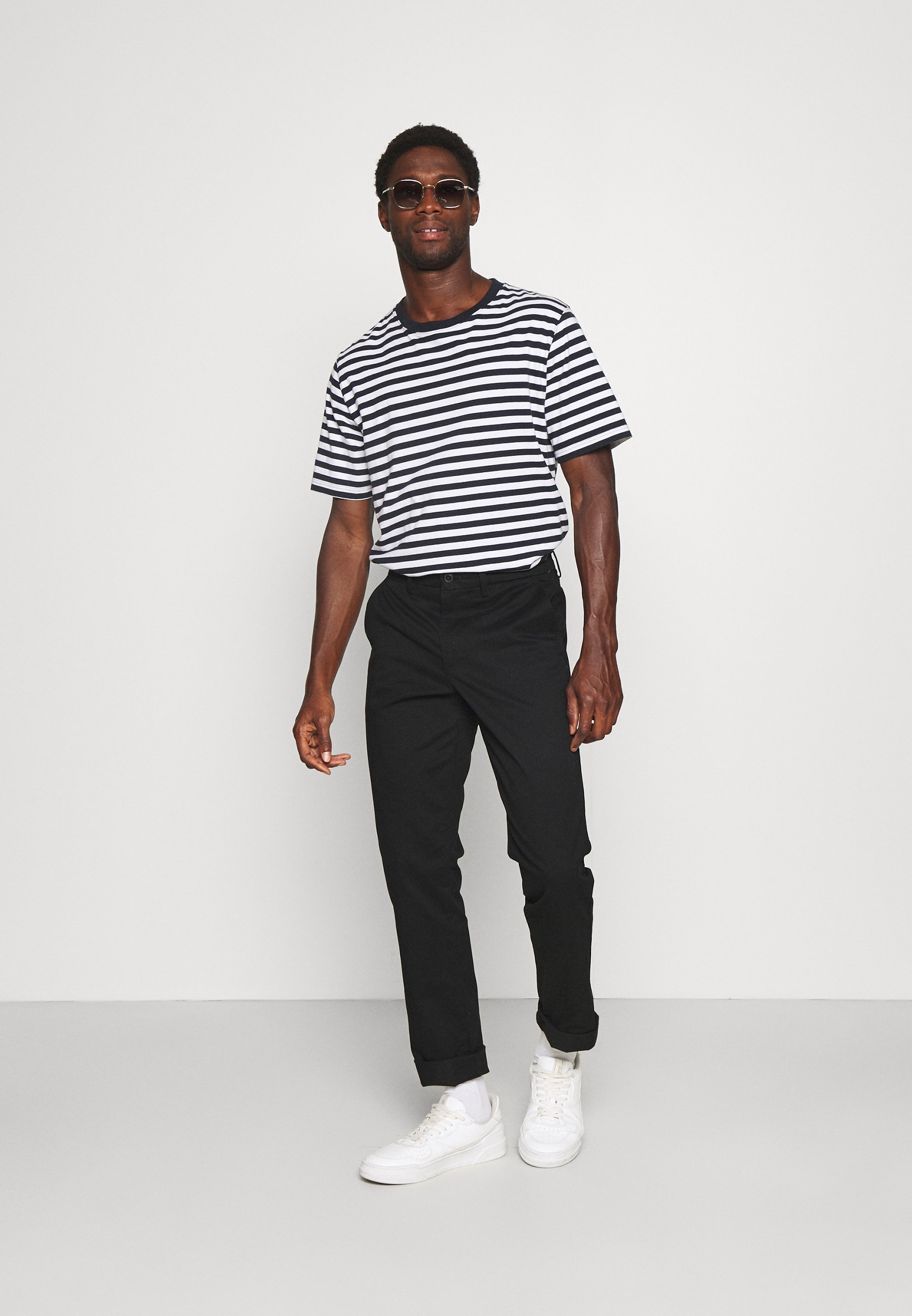 GAP ESSENTIAL SLIM FIT - Chinosy - czarny mech