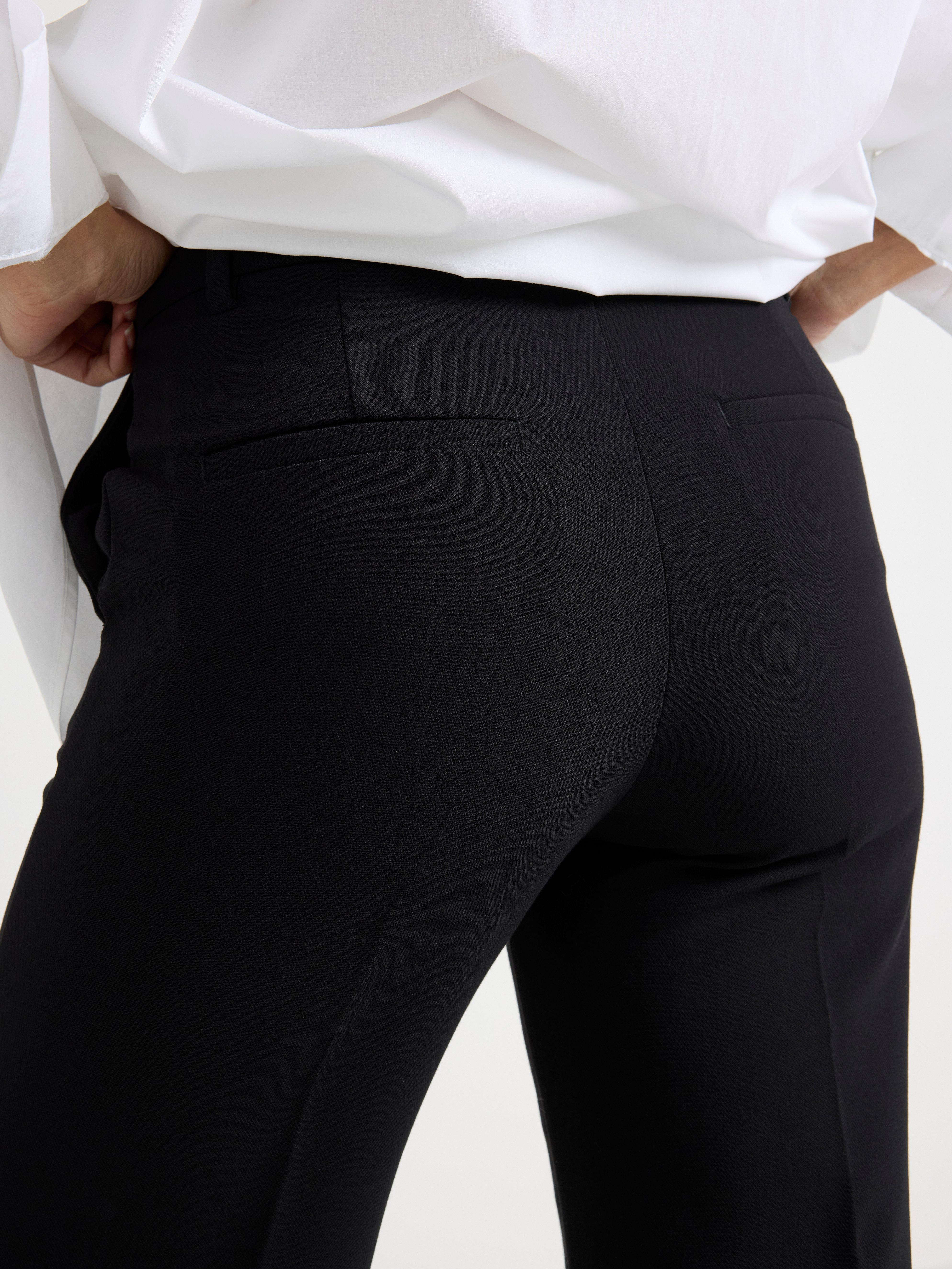 Pantalones NOOR de pierna extralarga en color negro.