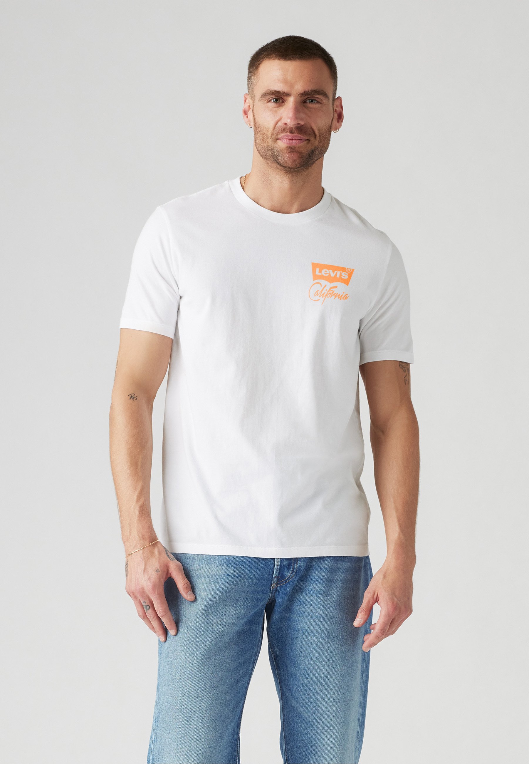Levi's® RELAXED FIT TEE - Triko s potiskem - white