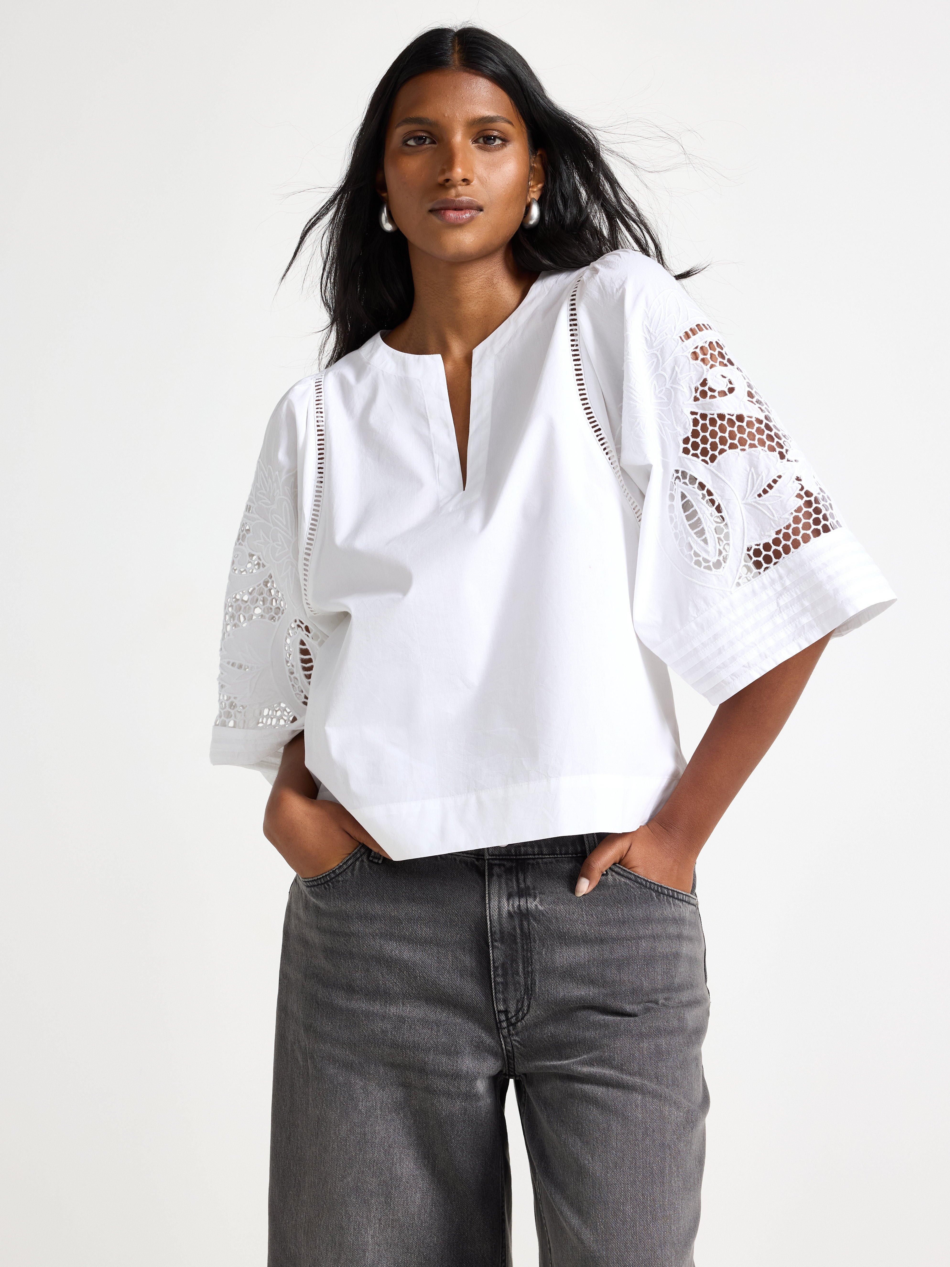 Blusa branca com bordado