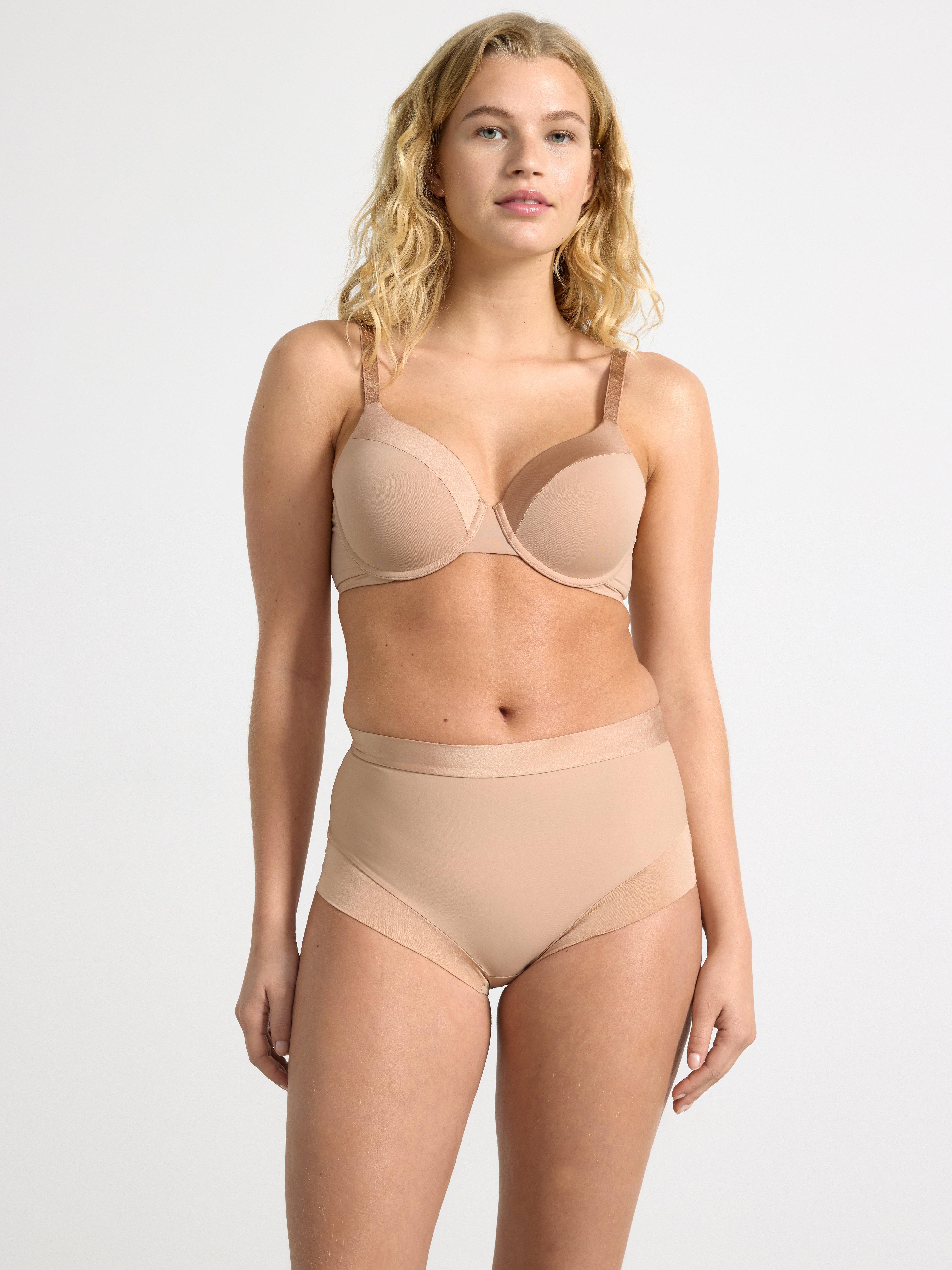 Braguitas moldeadoras de soporte ligero color beige.
