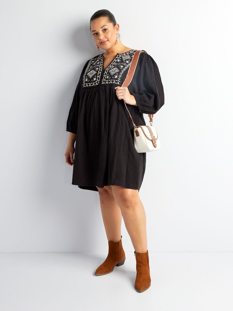 Vestido curto com mangas 3/4 - preto
