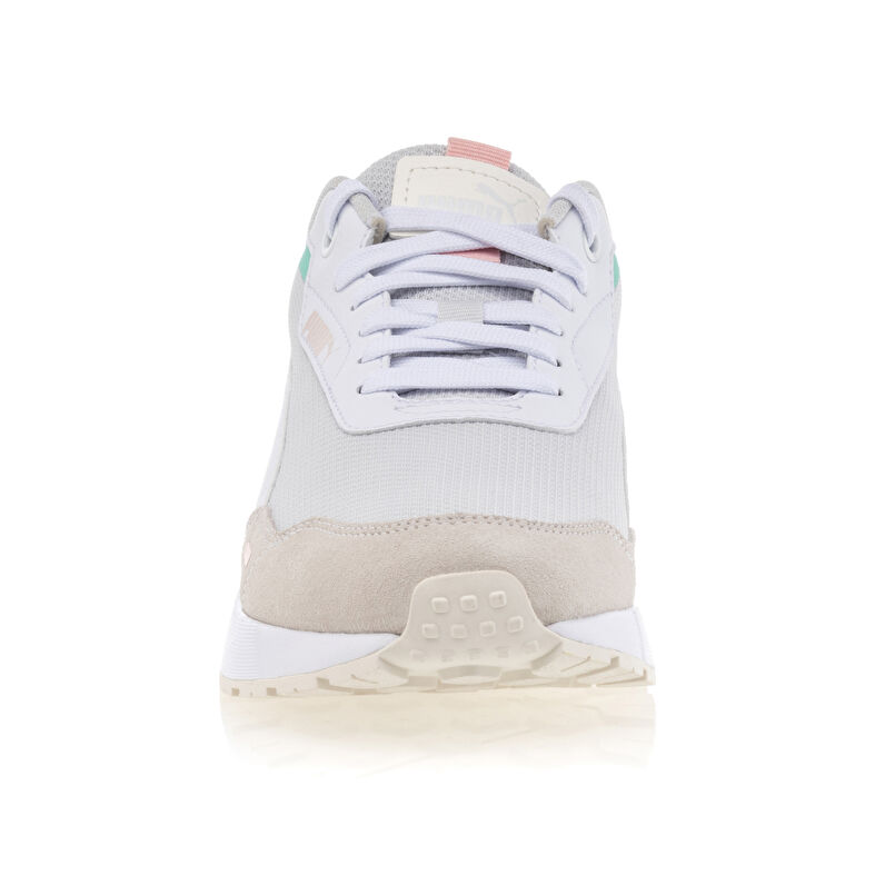 Zapatillas deportivas para mujer color beige.