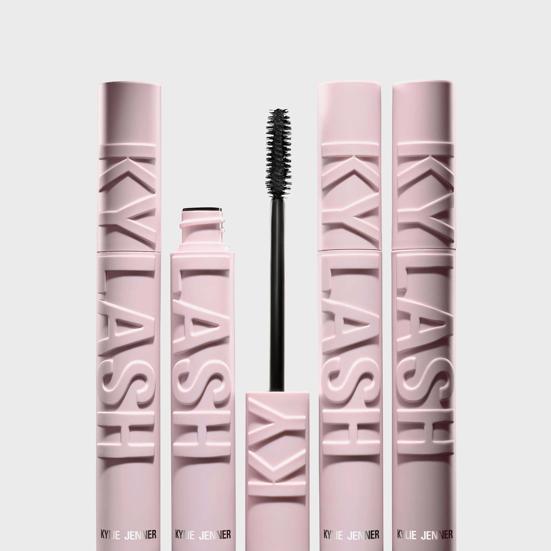 Kylie Jenner által gyártott Kylie Jenner dúsító szempillaspirál, mely 001 Black dúsító hatást biztosít.