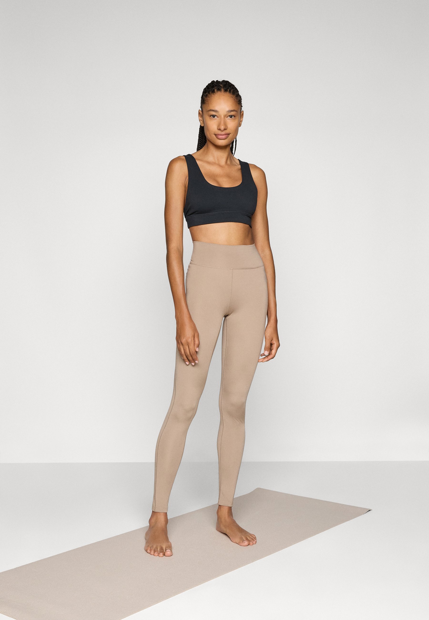 adidas Performance ALL ME ESS - Retuusid - kriidipruunid