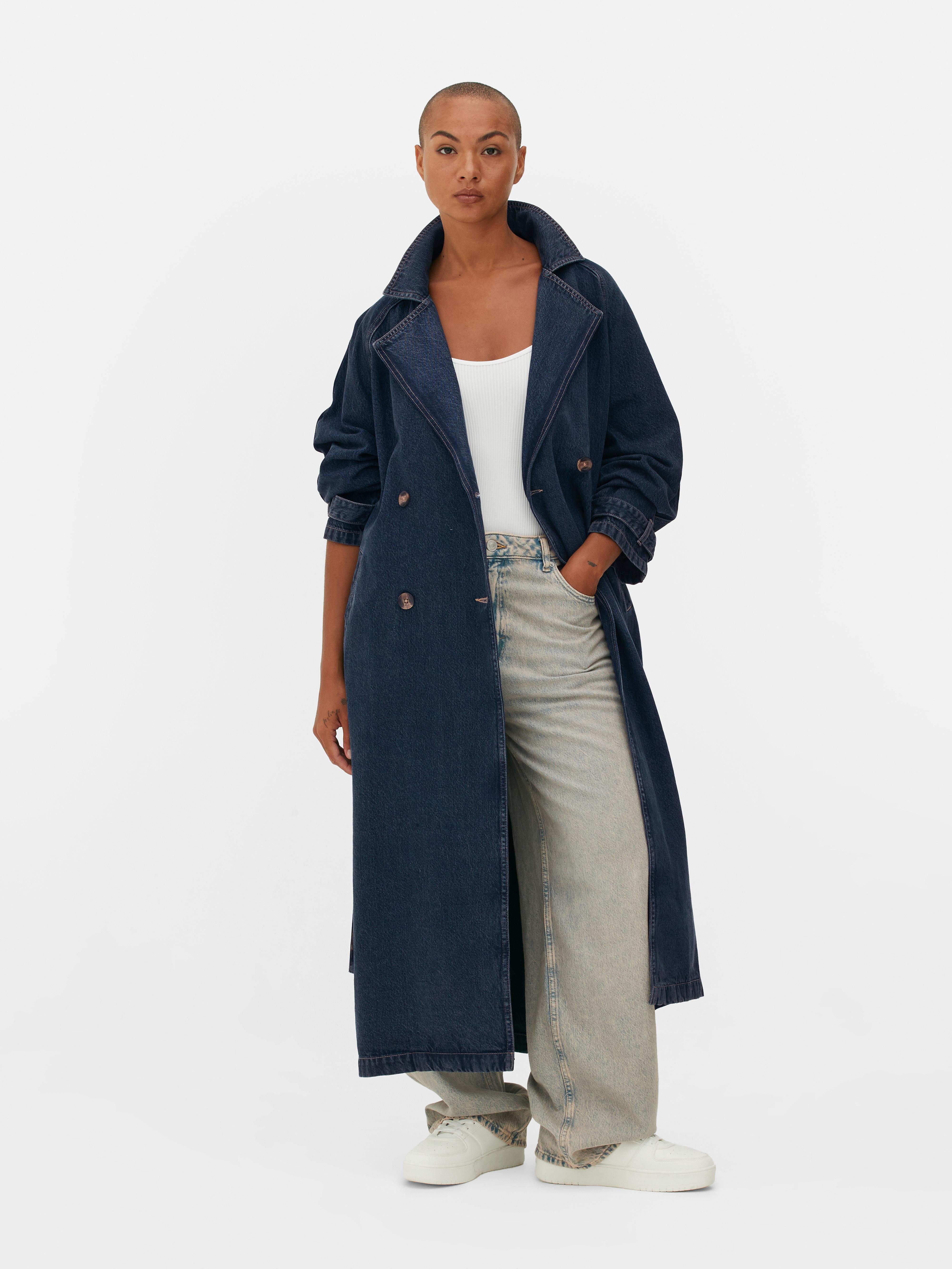 Trench maxi din denim. Acest trench maxi combină detalii clasice cu o notă modernă.