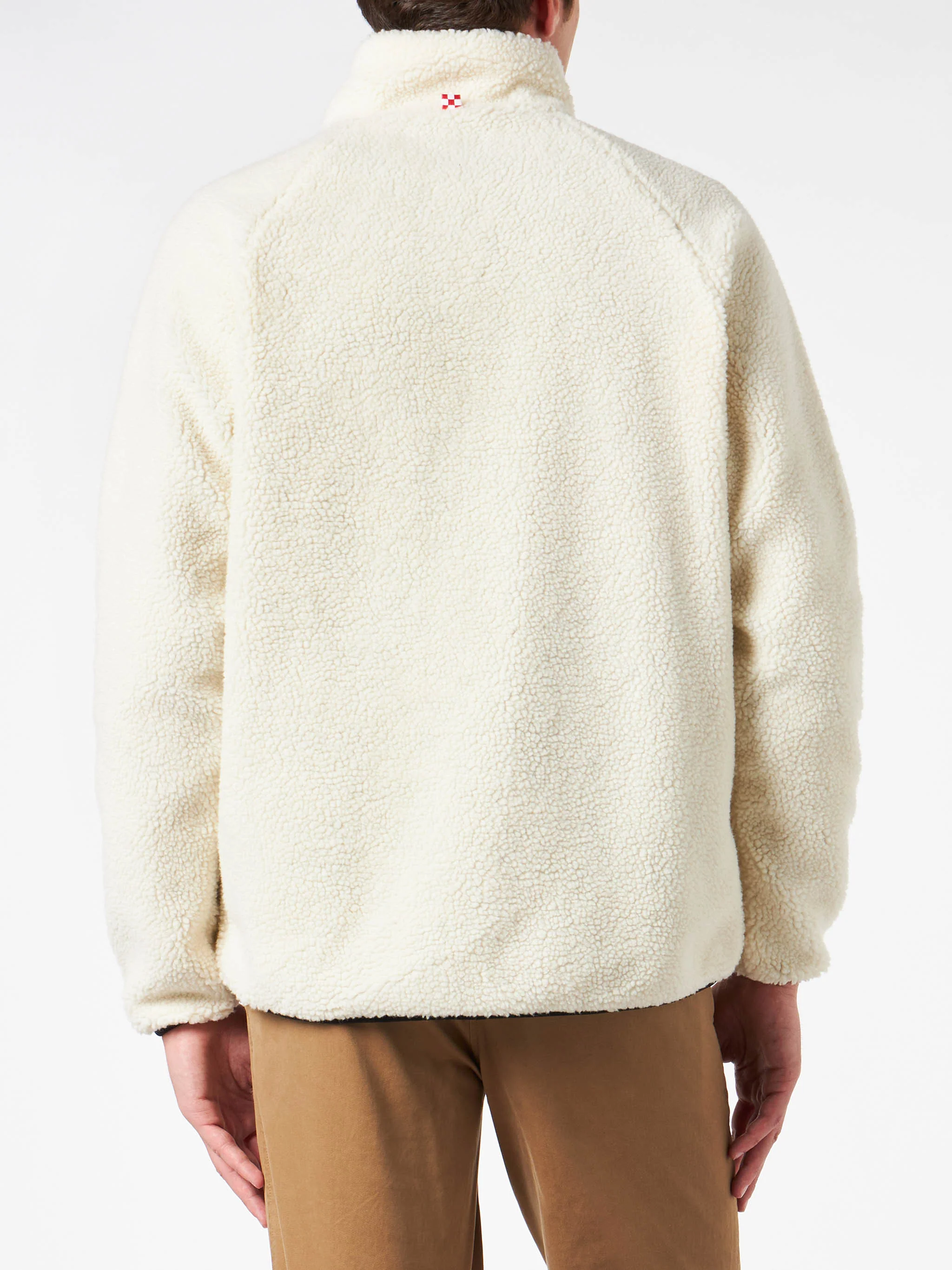 Witte sherpa-jas voor heren met geruite opgestikte zakken.