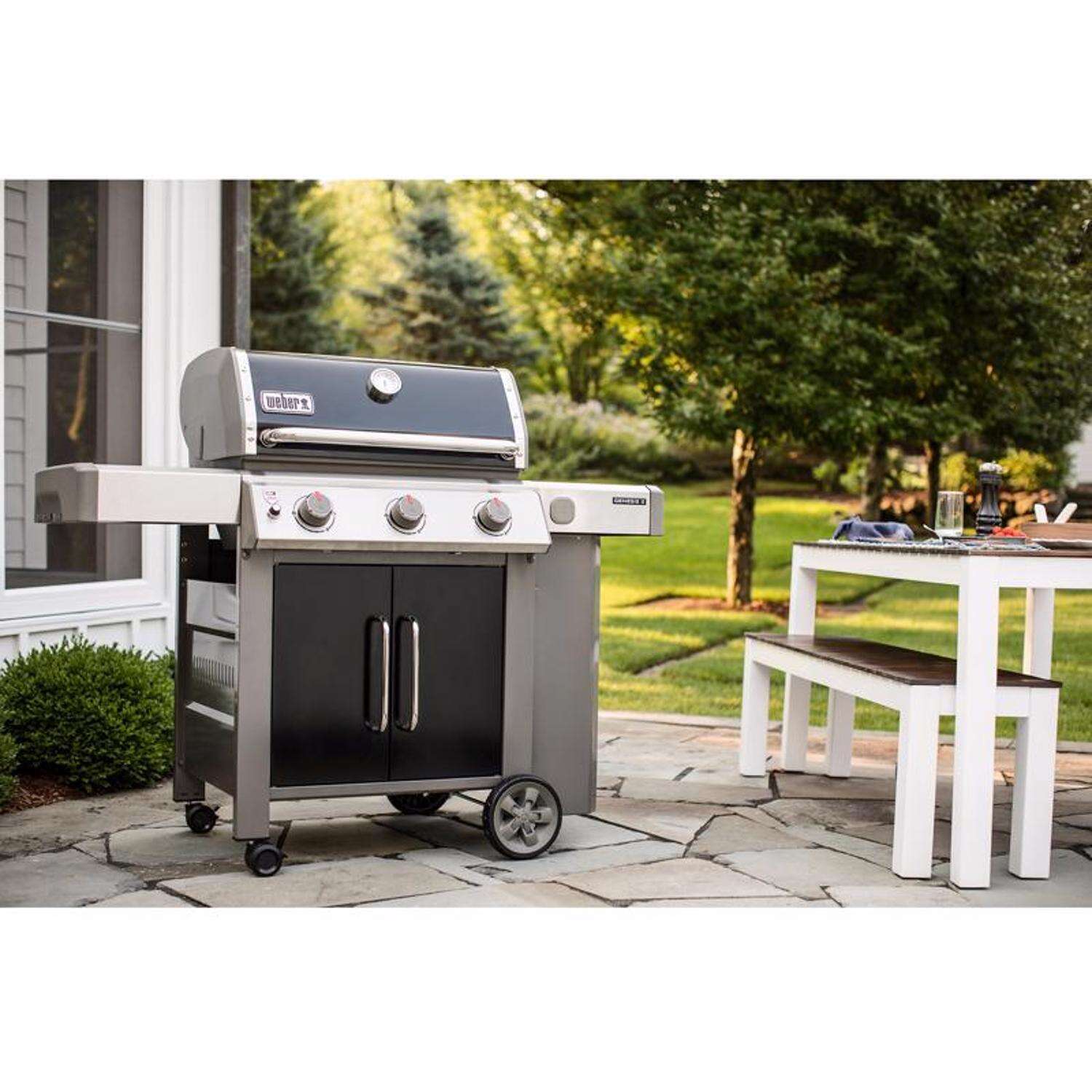 Weber Genesis II E-315 3 polttimen nestekaasugrilli musta