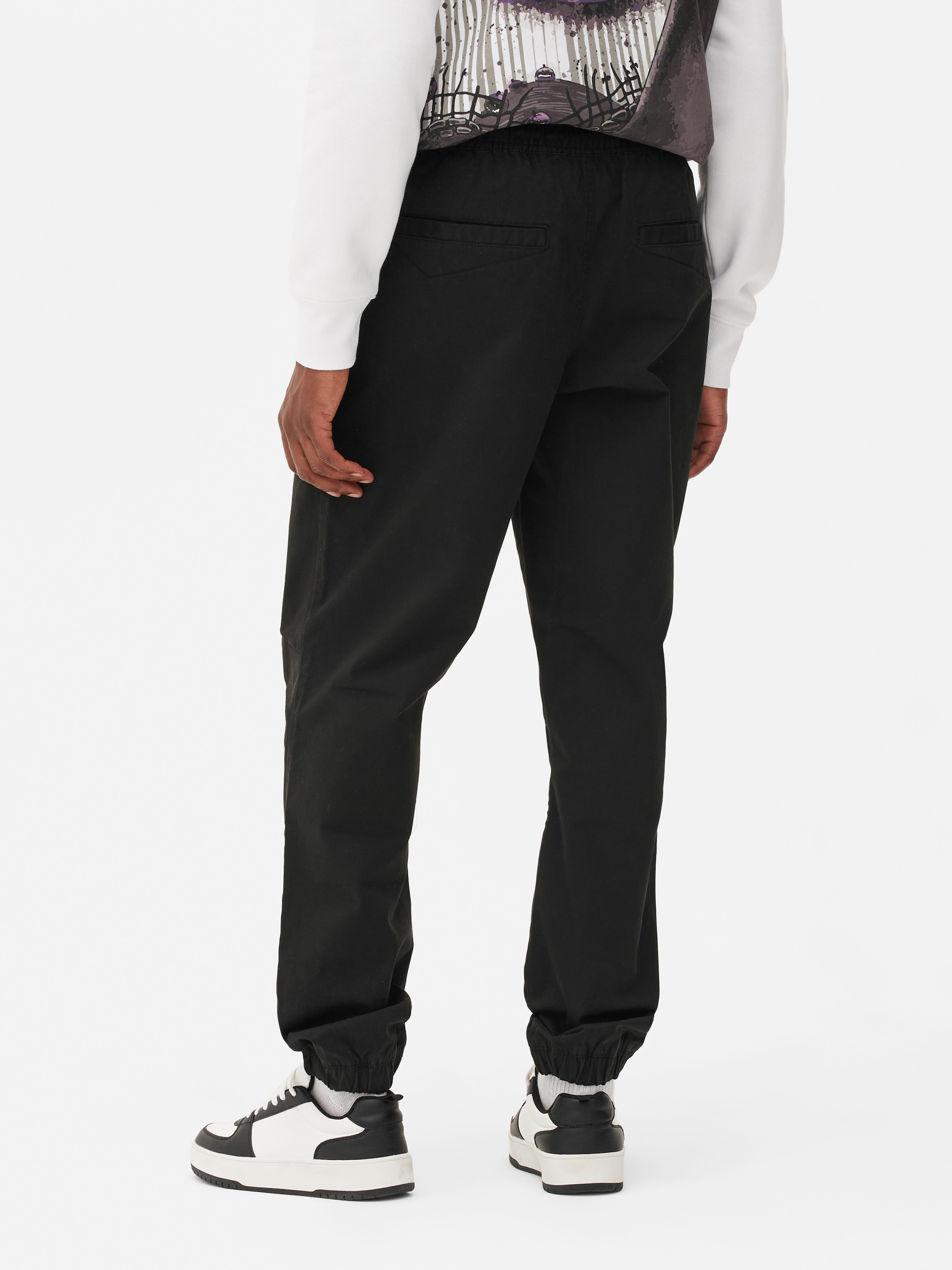Pantaloni de trening elastici, cu croială lejeră. Știi că te-ai îndrăgostit deja de acești pantaloni de trening cu manșete la gleznă.