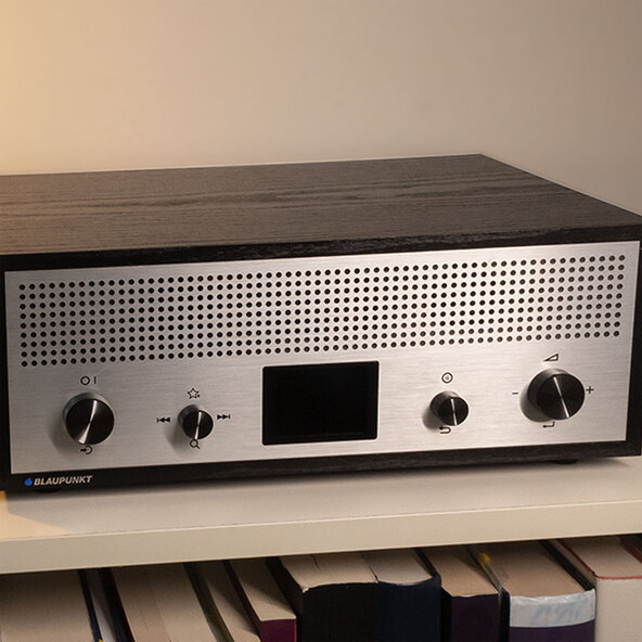 Nostalgia radio Verona with color display, black