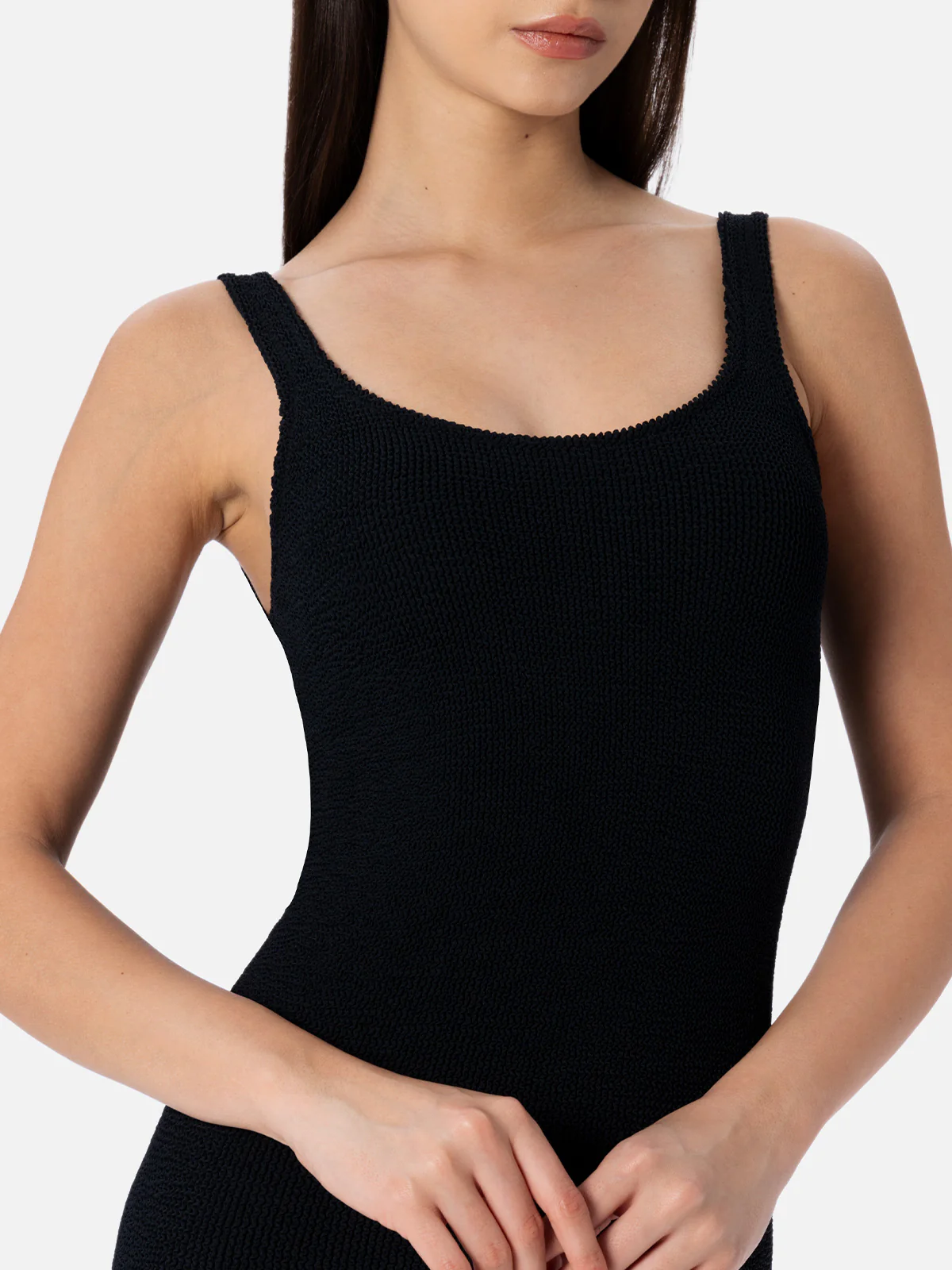 Deana schwarzes Crinkle-Kleid mit Schulterträgern