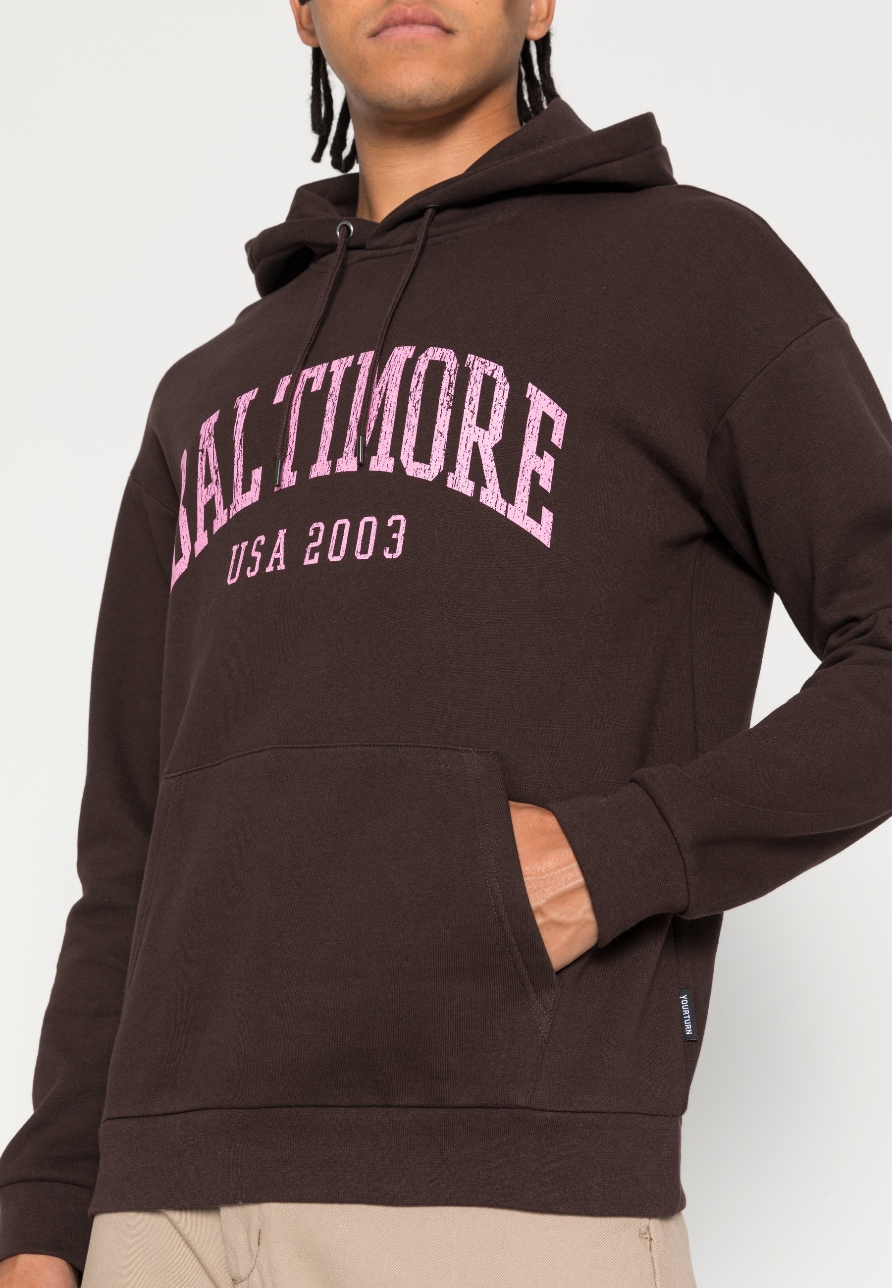 YOURTURN Hoodie - bruin