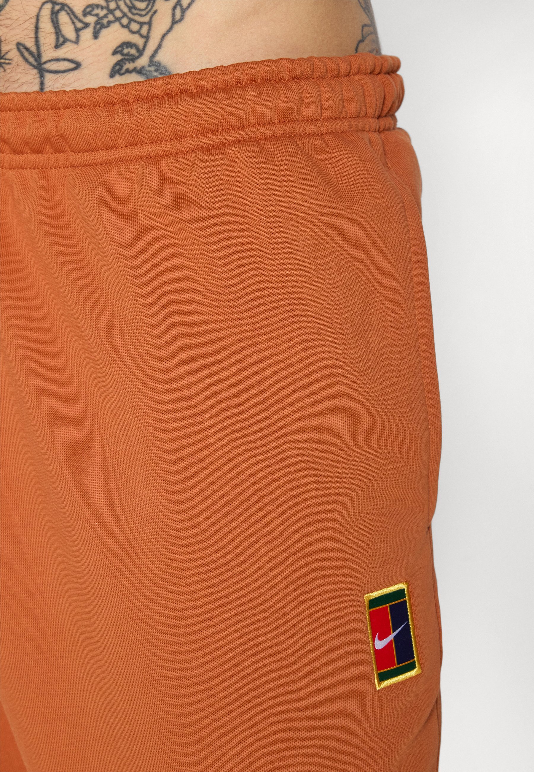 Nike Performance NIKECOURT HERITAGE JOGGINGPANT - Trainingsbroek - donkerroodbruin