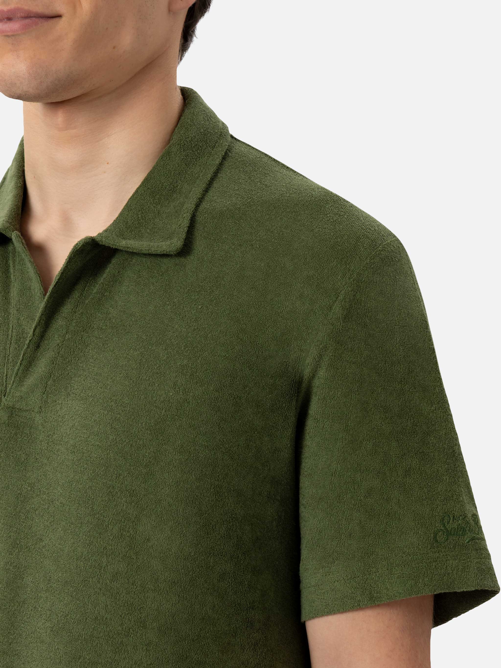 Jeremy Polo in een militairgroene badstofjas