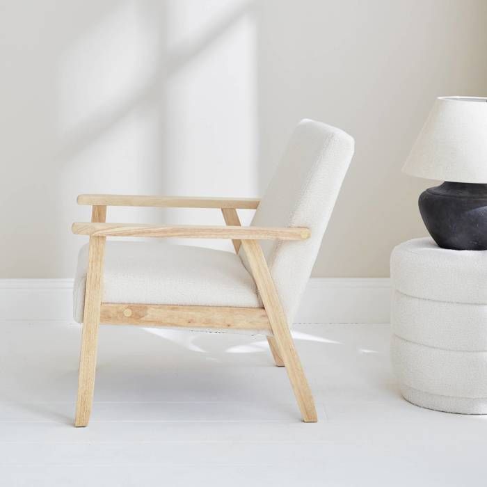 Poltrona scandinava in legno e tessuto bouclé. Isak. L 64 x P 69,5 x H 73 cm