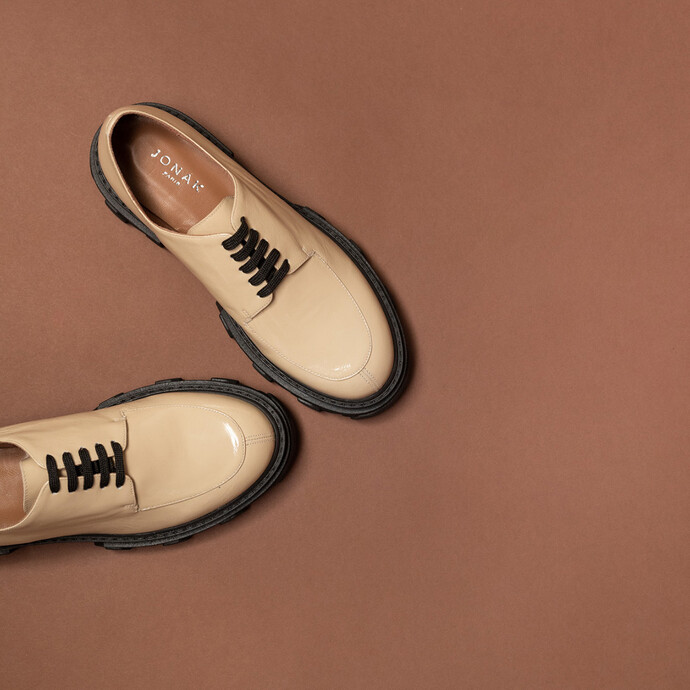 Derbies à semelles crantées  en cuir vernis beige