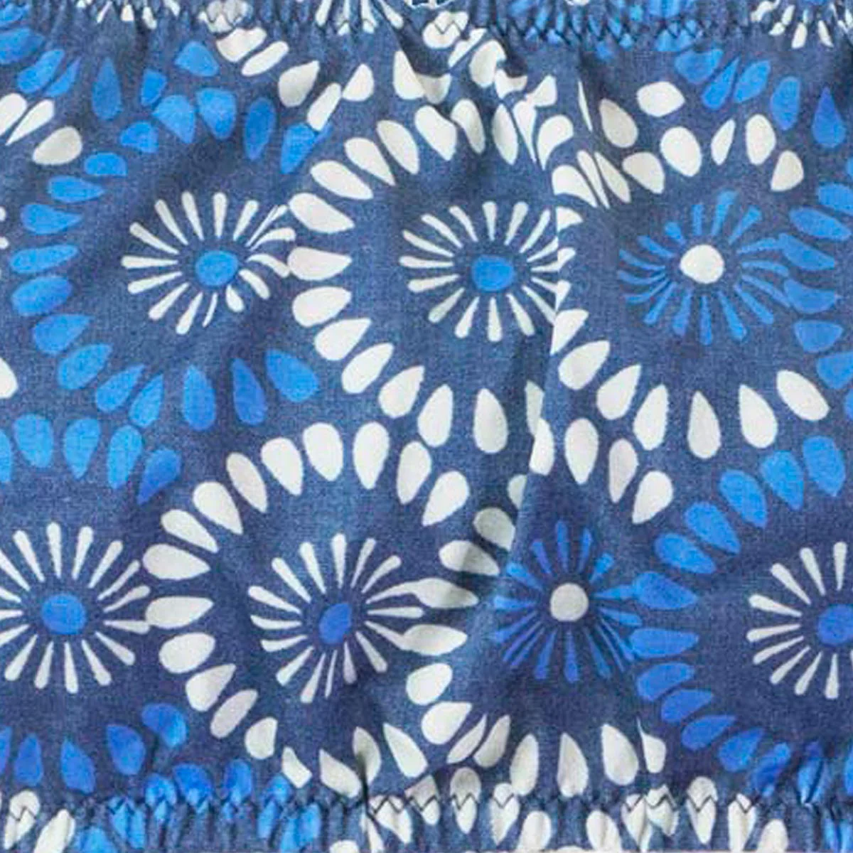 Driehoekige bikini met bloemenprint op denim.