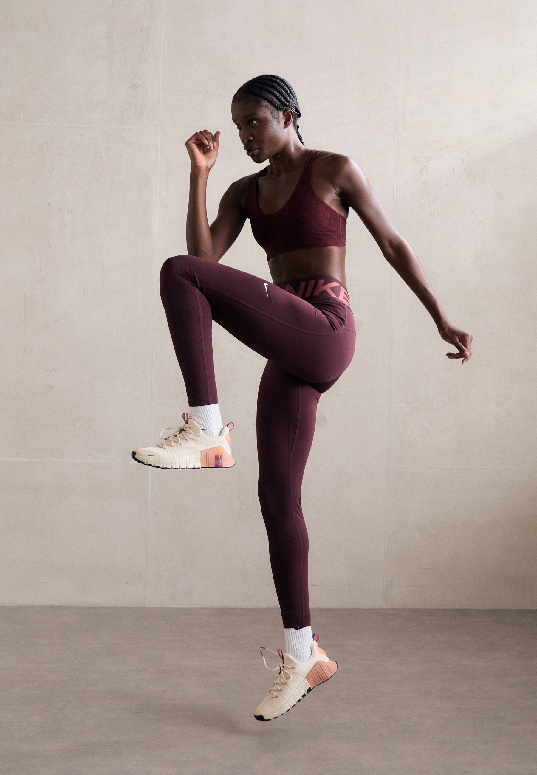 Nike Performance SCULPT - Leggings - bordeauxrood/wit
