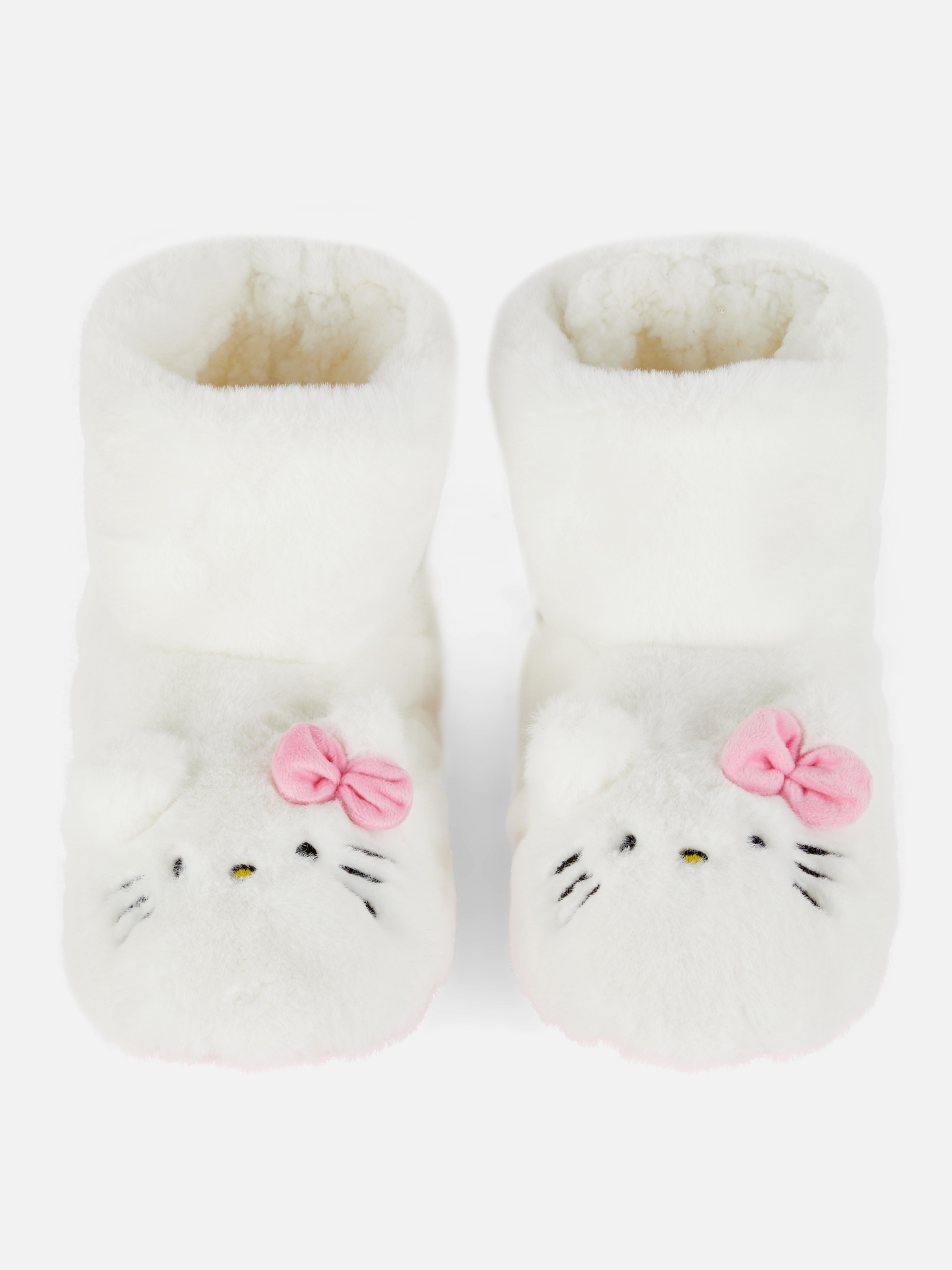 Papuci de pluș Hello Kitty Acești papuci moi, confortabili și incredibil de drăguți au fost transformați în modelul Hello Kitty, care vă va face zilele de relaxare și mai plăcute!