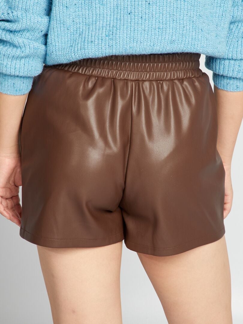 Shorts de couro sintético - MARROM