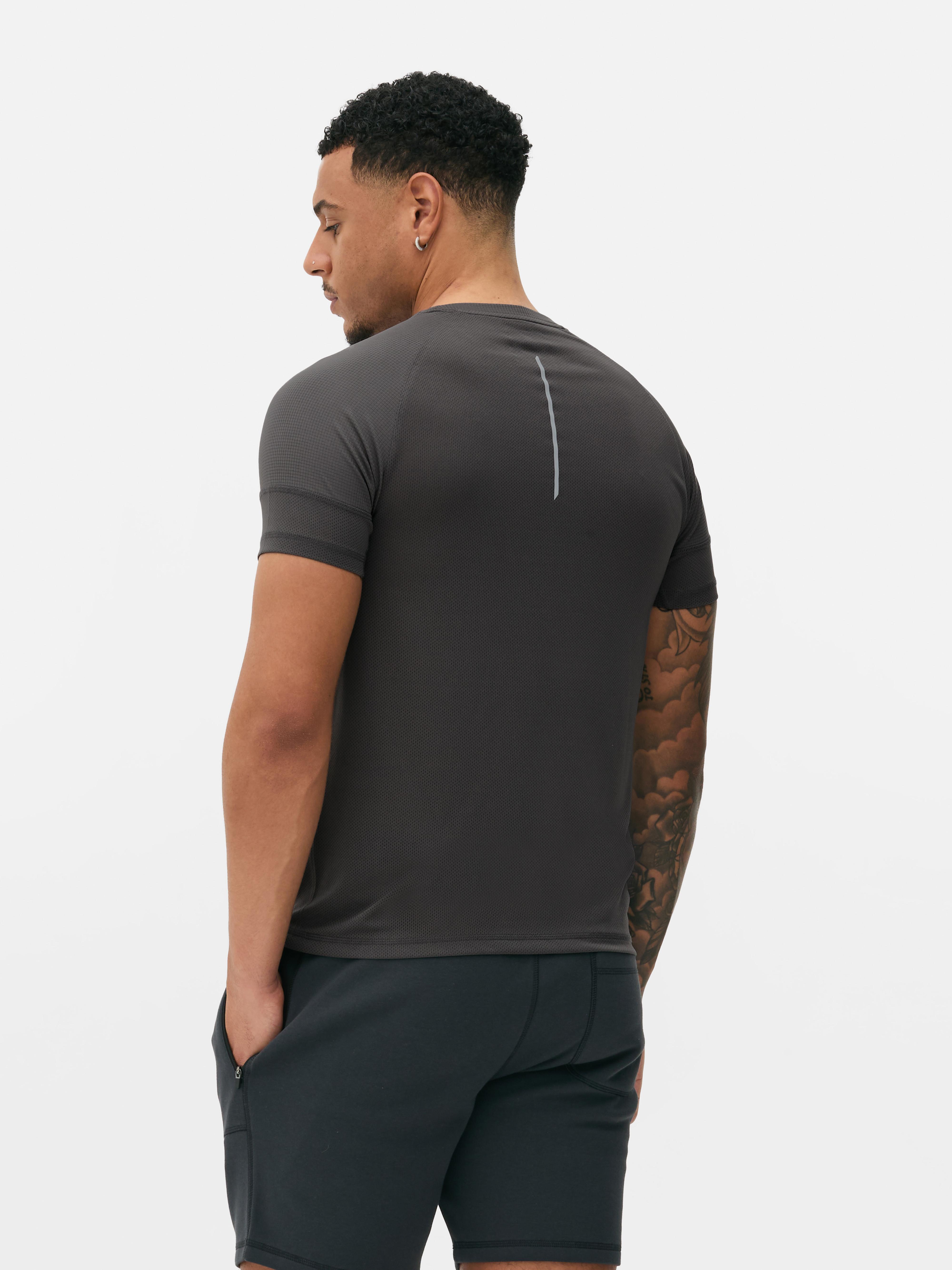T-shirt de sport à manches courtes. Complétez votre collection de vêtements de sport avec ce t-shirt à col rond, manches courtes et logo réfléchissant.
