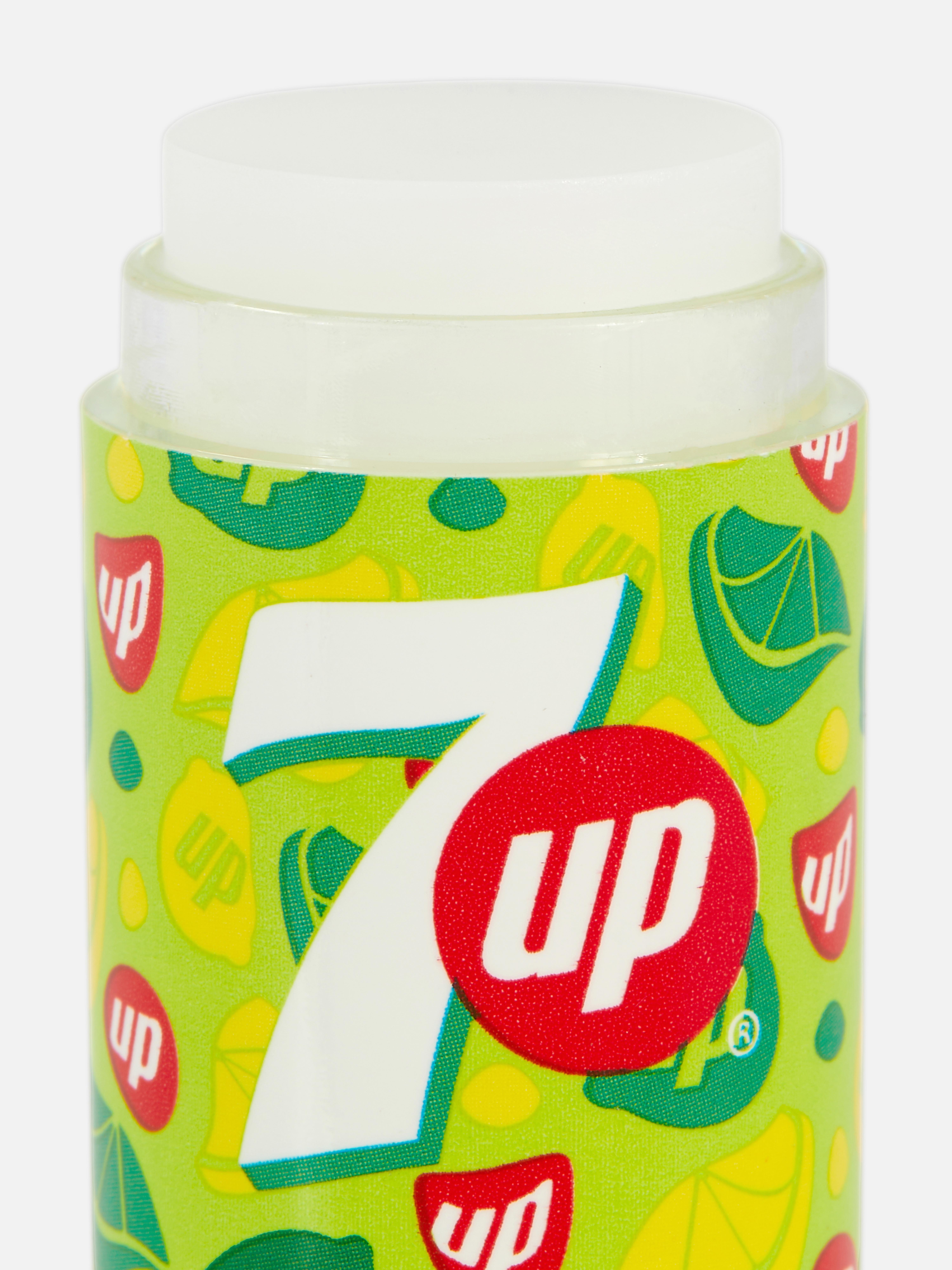 Balsam de buze 7up, sticlă Sticla 7up pe care vrei să o ai mereu la îndemână Un balsam de buze drăguț într-un dozator drăguț cu sticlă 7up