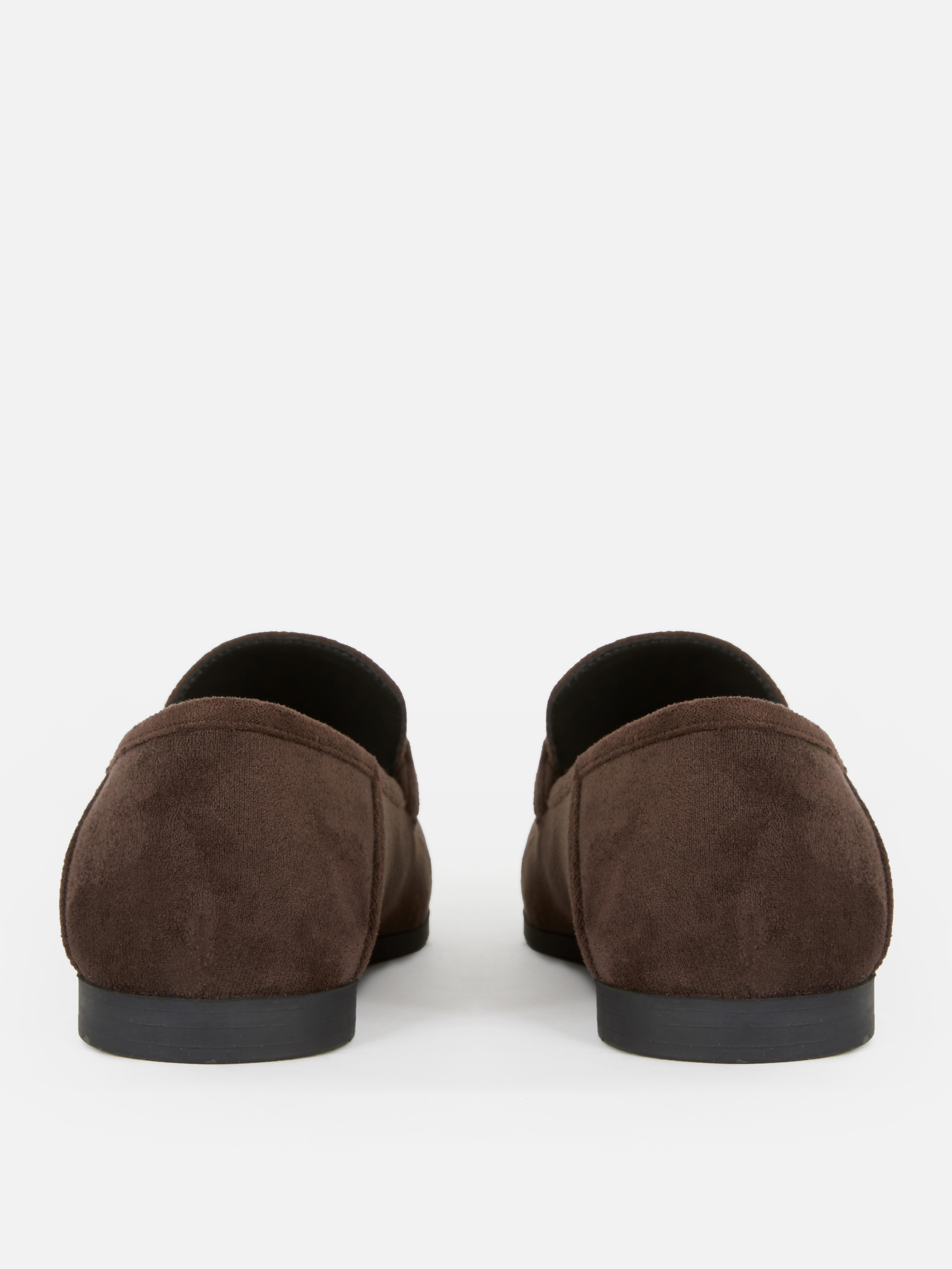 Mocasini din piele întoarsă cu toc plat. Acești mocasini din piele întoarsă sunt perfecți pentru ocazii formale.