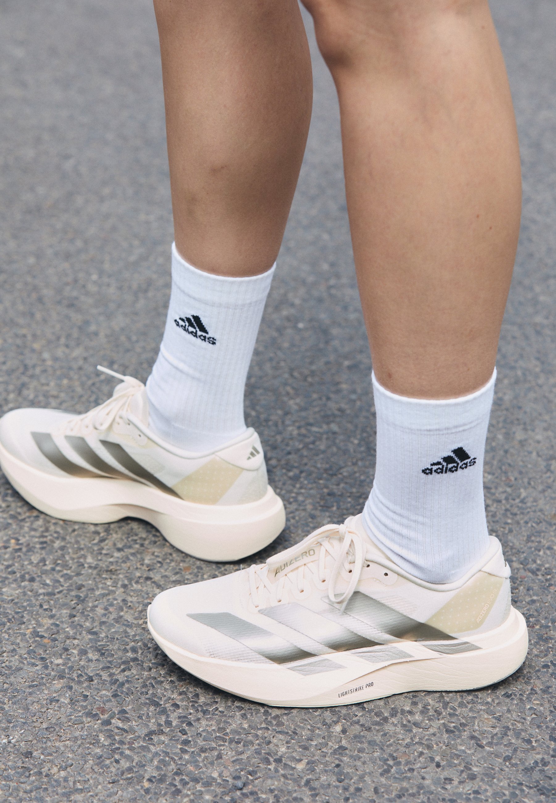 adidas Performance ADIZERO EVO SL W - Scarpe da corsa su strada - bianco/cyber metallizzato/vaniglia calda