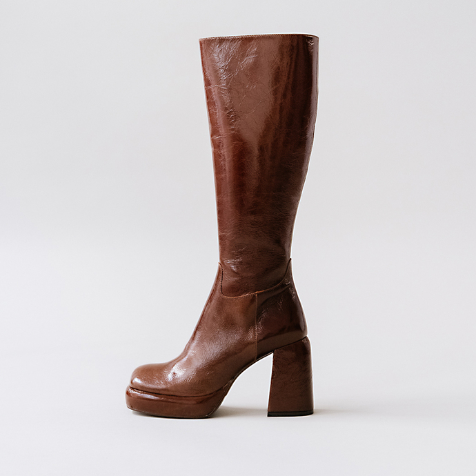 Bottes à talons et plateformes  en cuir brillant marron