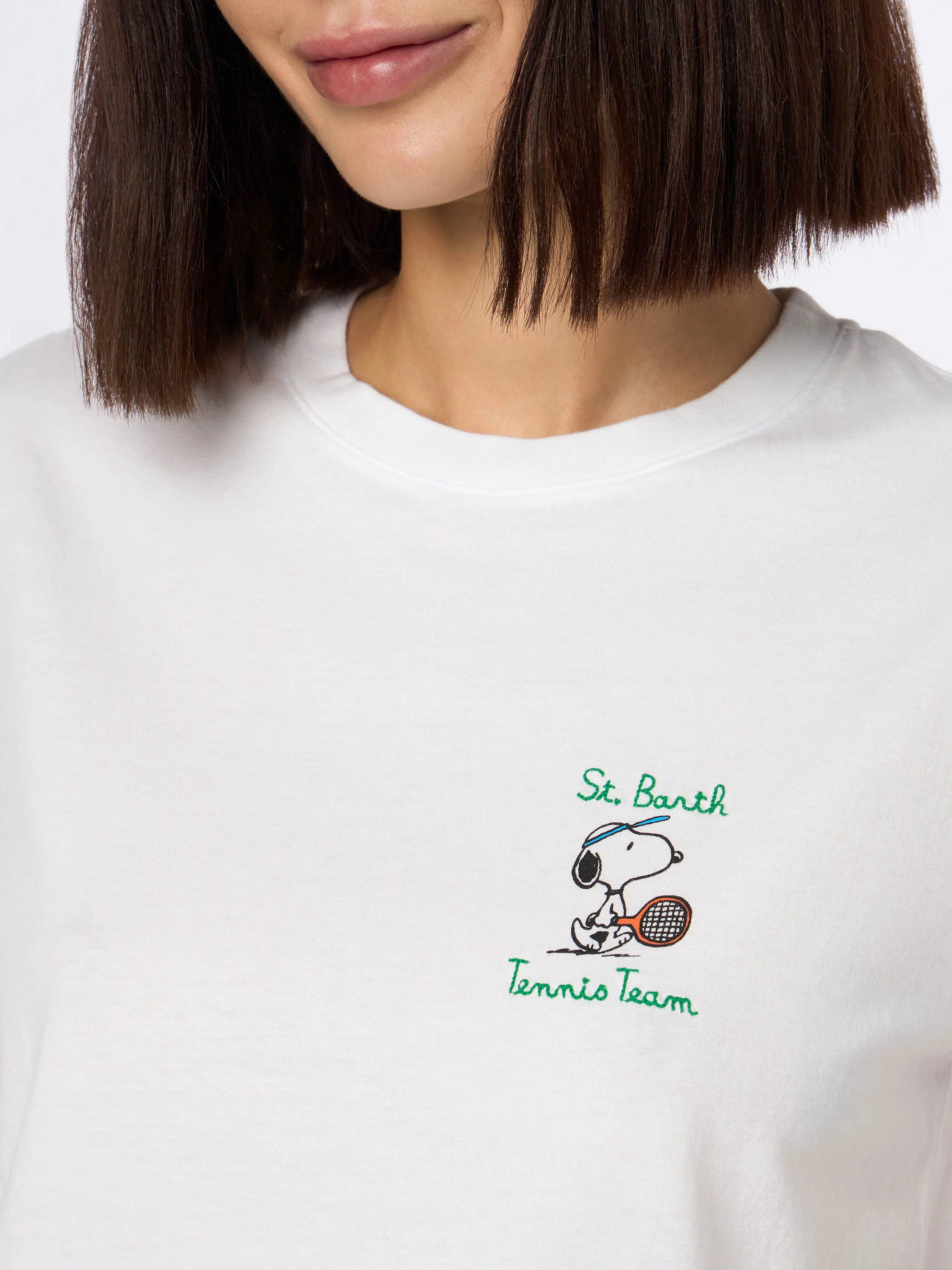 Emilie dames T-shirt met ronde hals, roze katoenen jersey en borduurwerk.