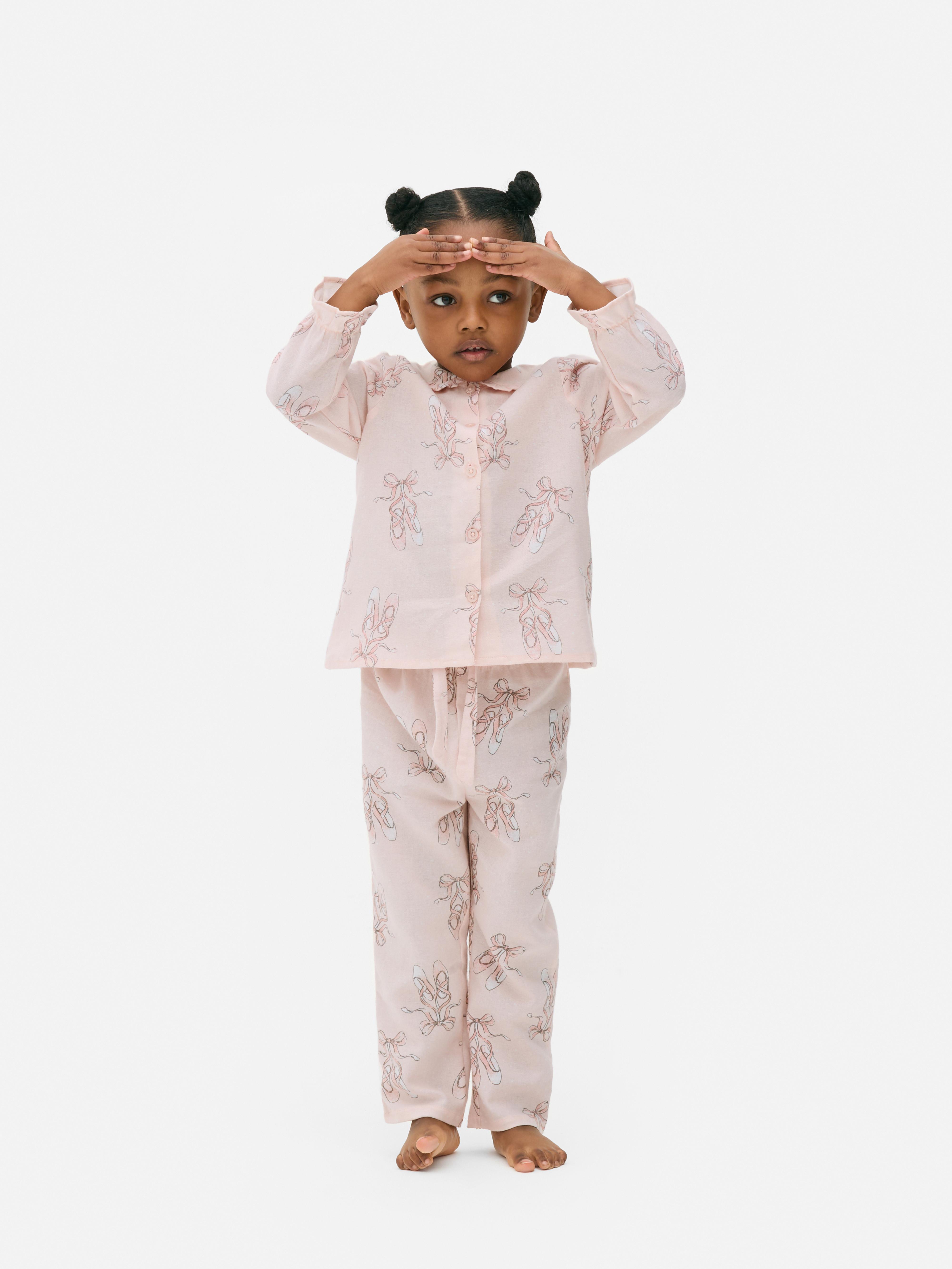 Pyjama mit Ballettschuh-Motiv. Ein Pyjama mit Oberteil mit Kragen und langer Hose mit Ballettschuh-Muster.