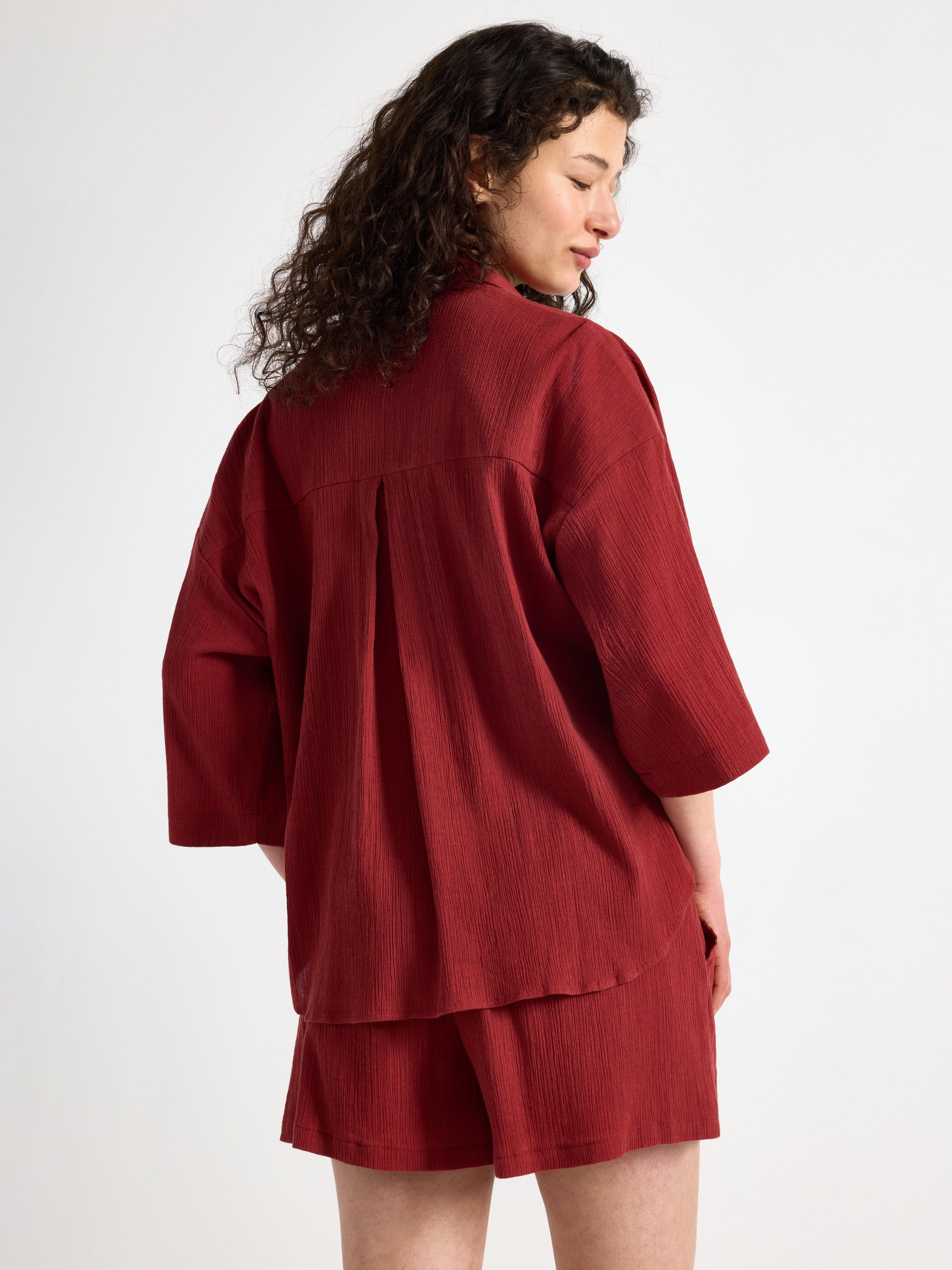 Camisa arrugada de manga corta color rojo empolvado