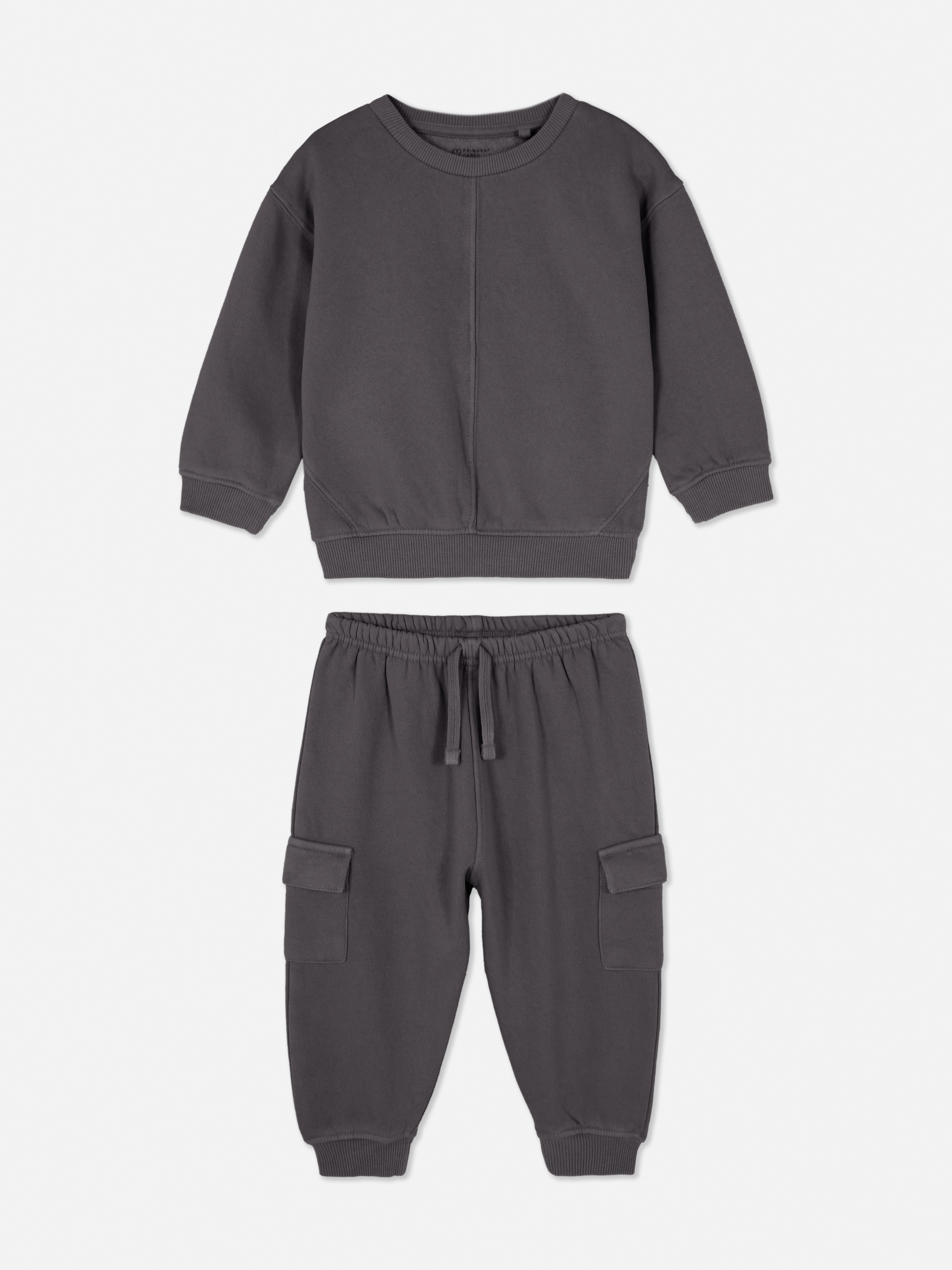 Completo coordinato con felpa e pantaloni cargo. Un set composto da felpa e pantaloni cargo coordinati.