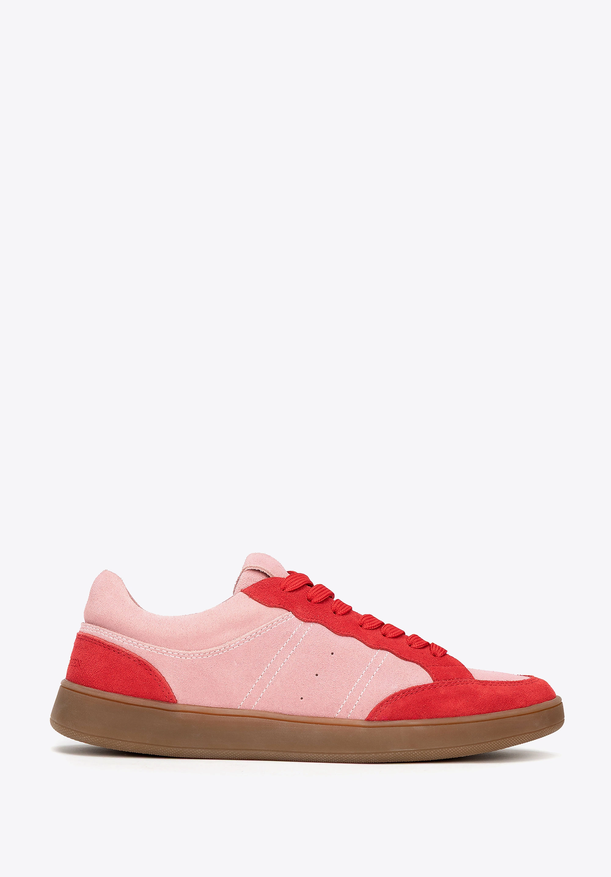 Zamszowe sneakersy z kontrastowymi elementami różowo - czerwone