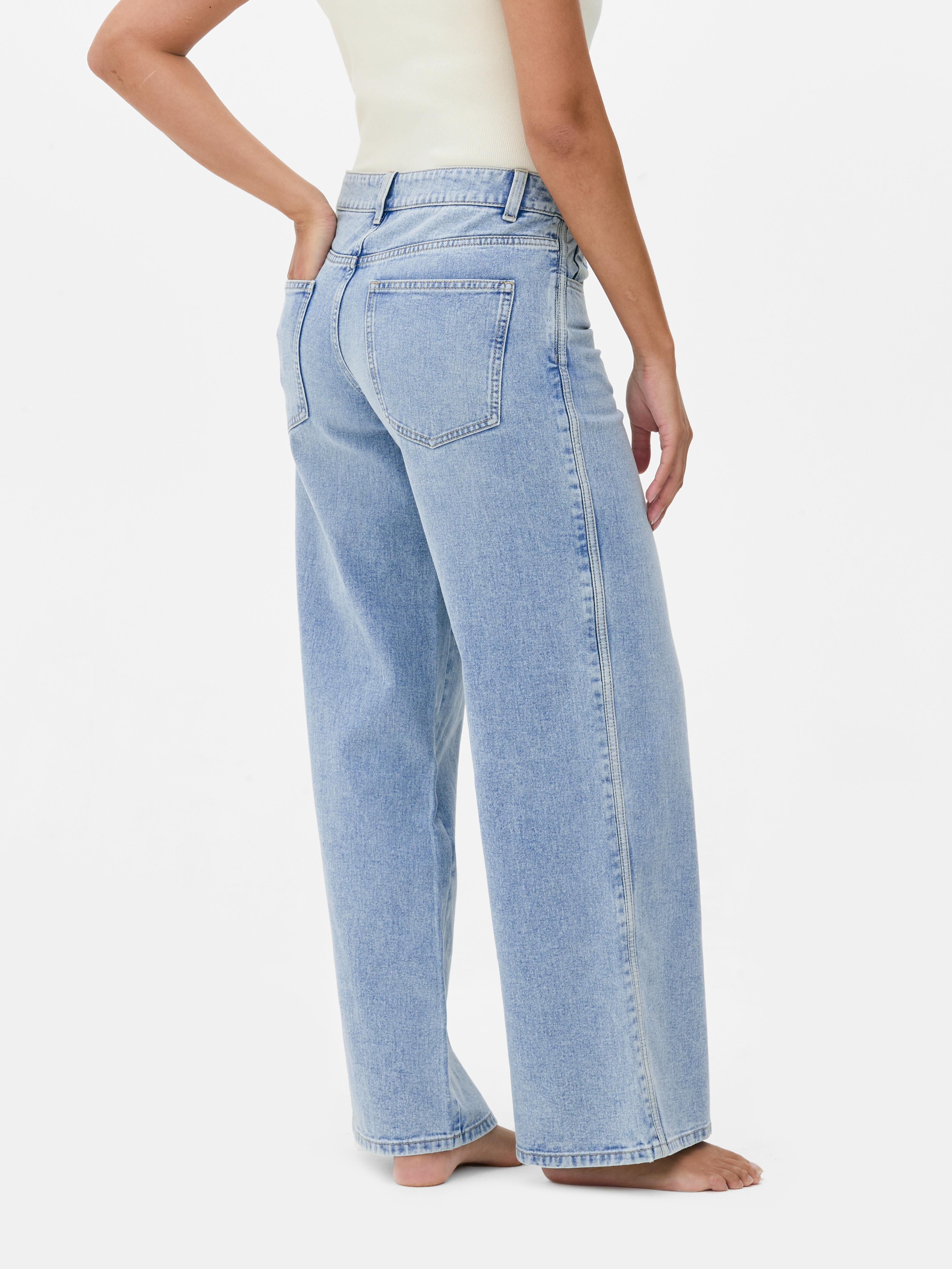 Jeans con striscia laterale e gamba larga. Questi jeans hanno gamba larga, cinque tasche, passanti per la cintura e chiusura nascosta sul davanti.